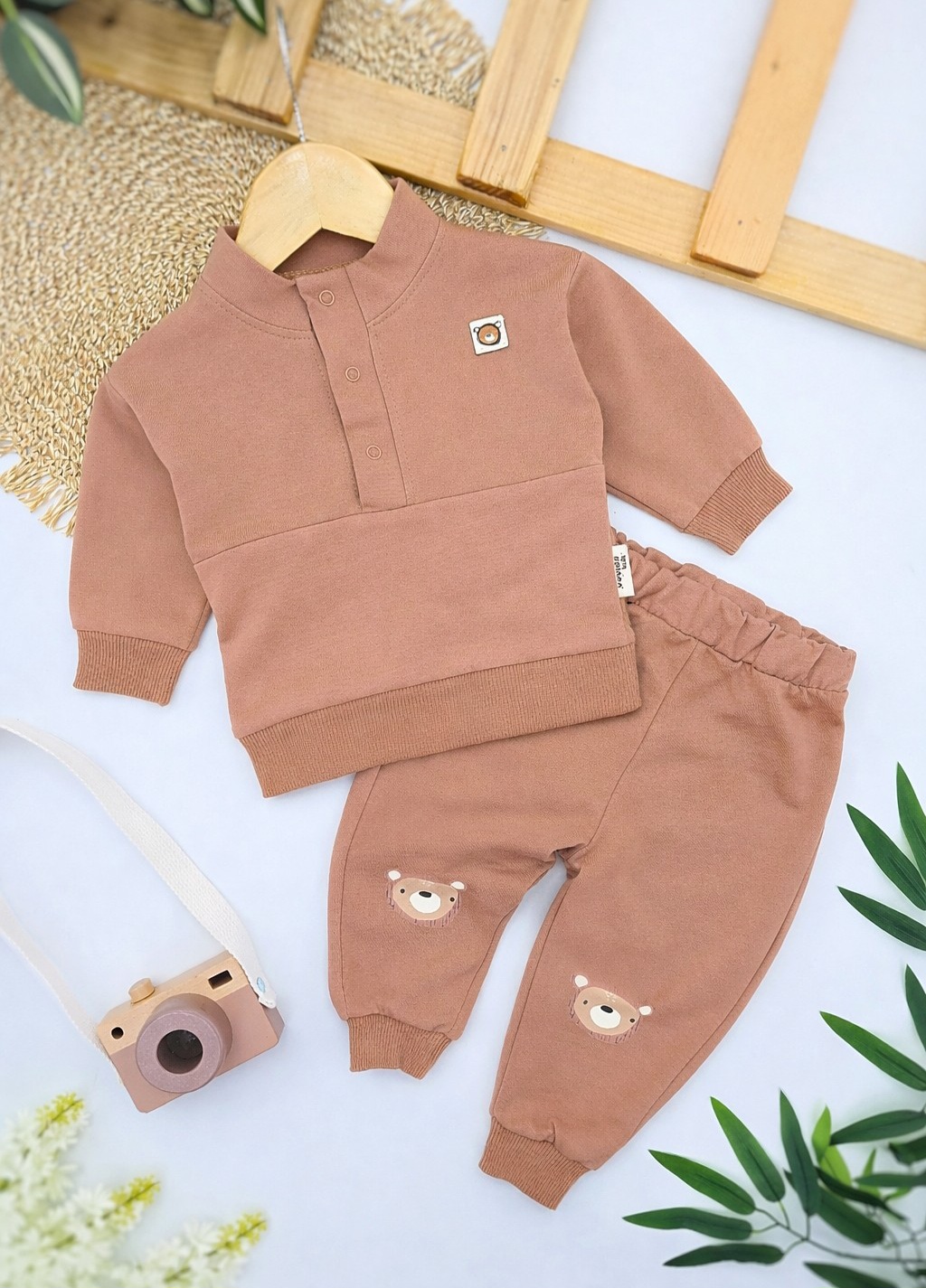 Braon trenerka za bebe dečake sa meda detaljem