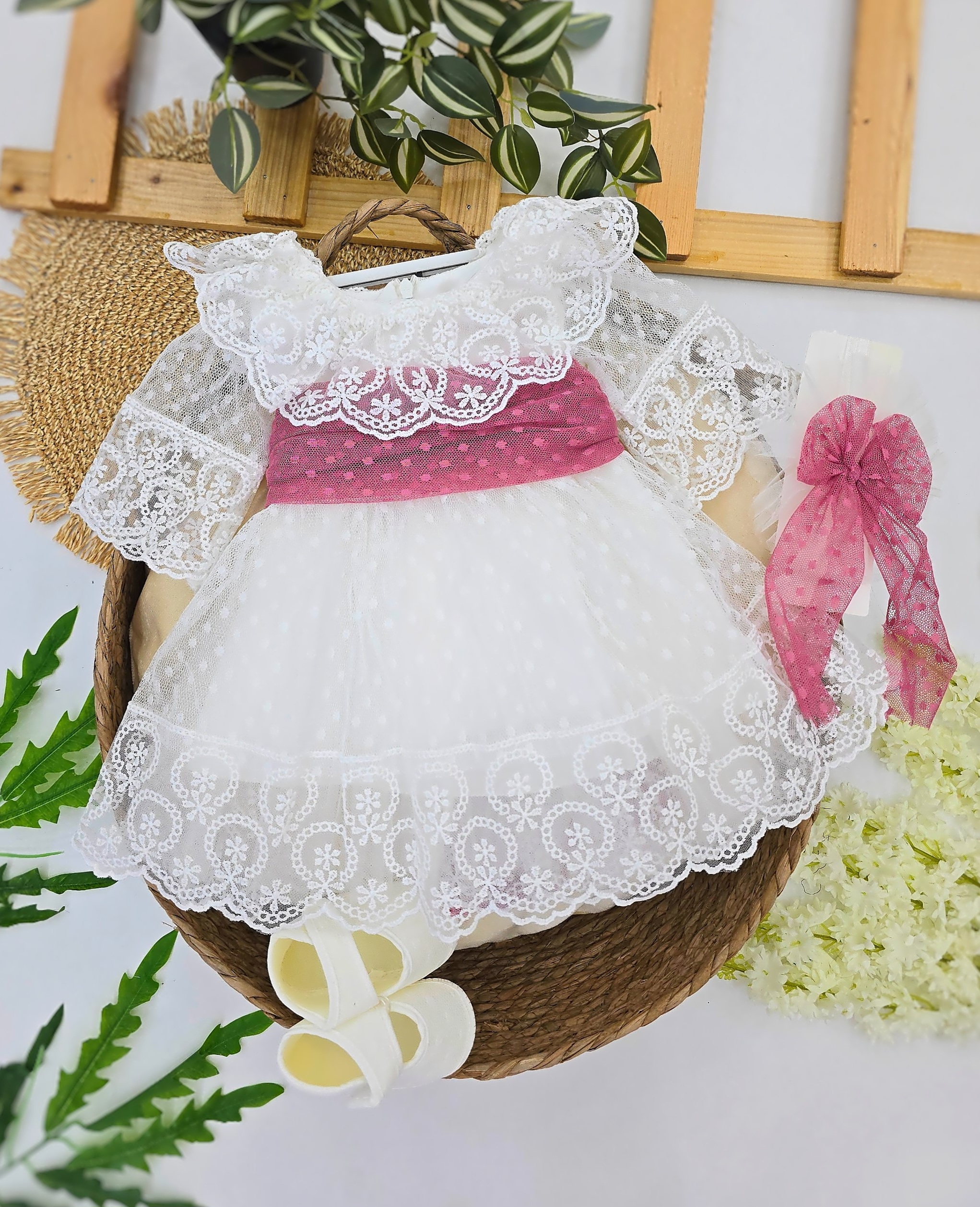 Beli set u poklon kutiji – haljinica, traka, cipelice i hulahopke