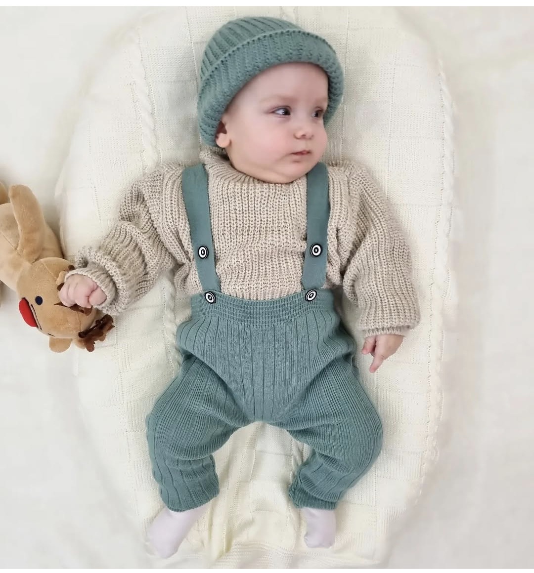 Pleteni komplet za bebe – bež džemper, zelene tregerice i kapa
