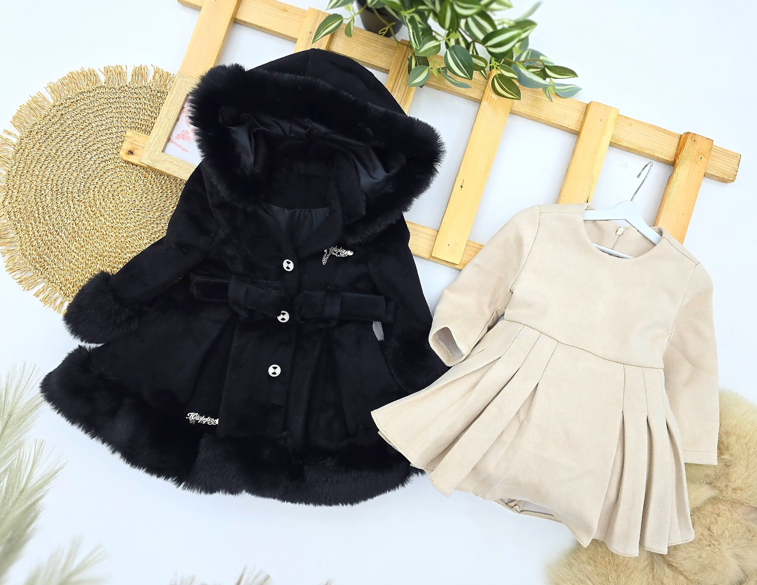 Elegantni komplet za devojčice: crni kaput sa krznom i haljinica