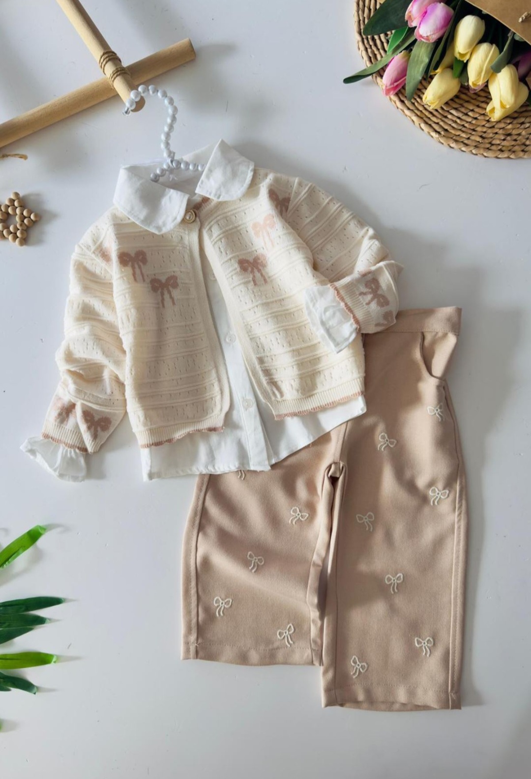 Bež komplet sa mašnicama – pantalone, džemper i košulja