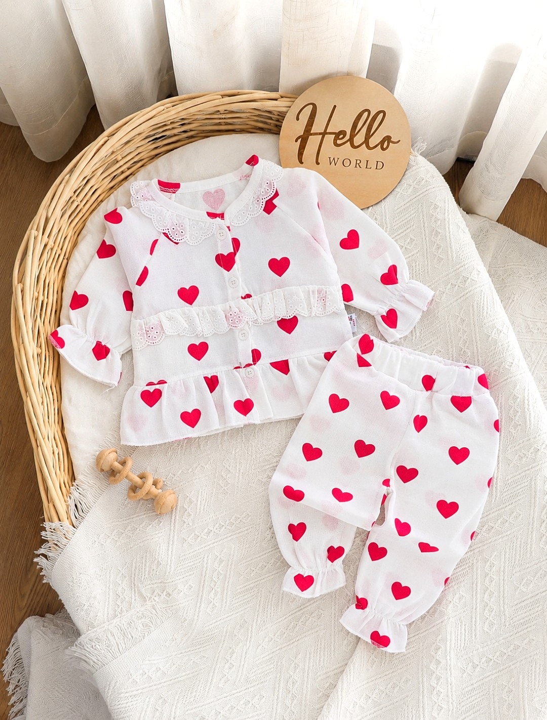 Beli muslin komplet za bebe sa srcima – košulja i pantalone