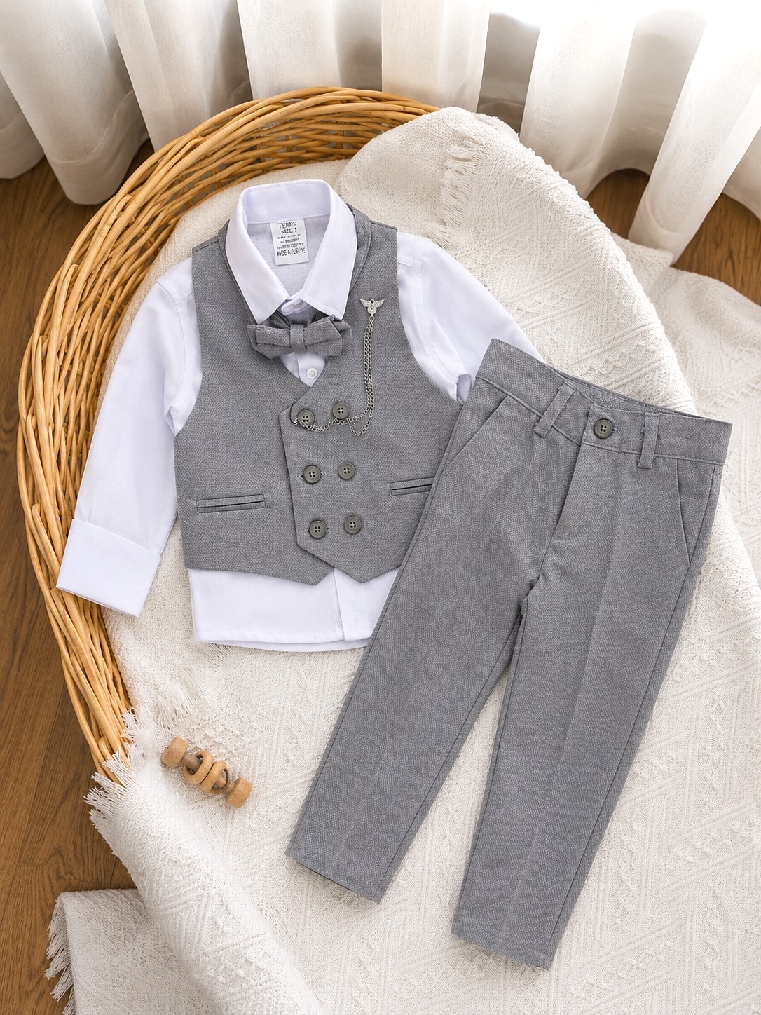 Sivo svečano odelo za dečake – košulja, prsluk, leptir mašna i pantalone