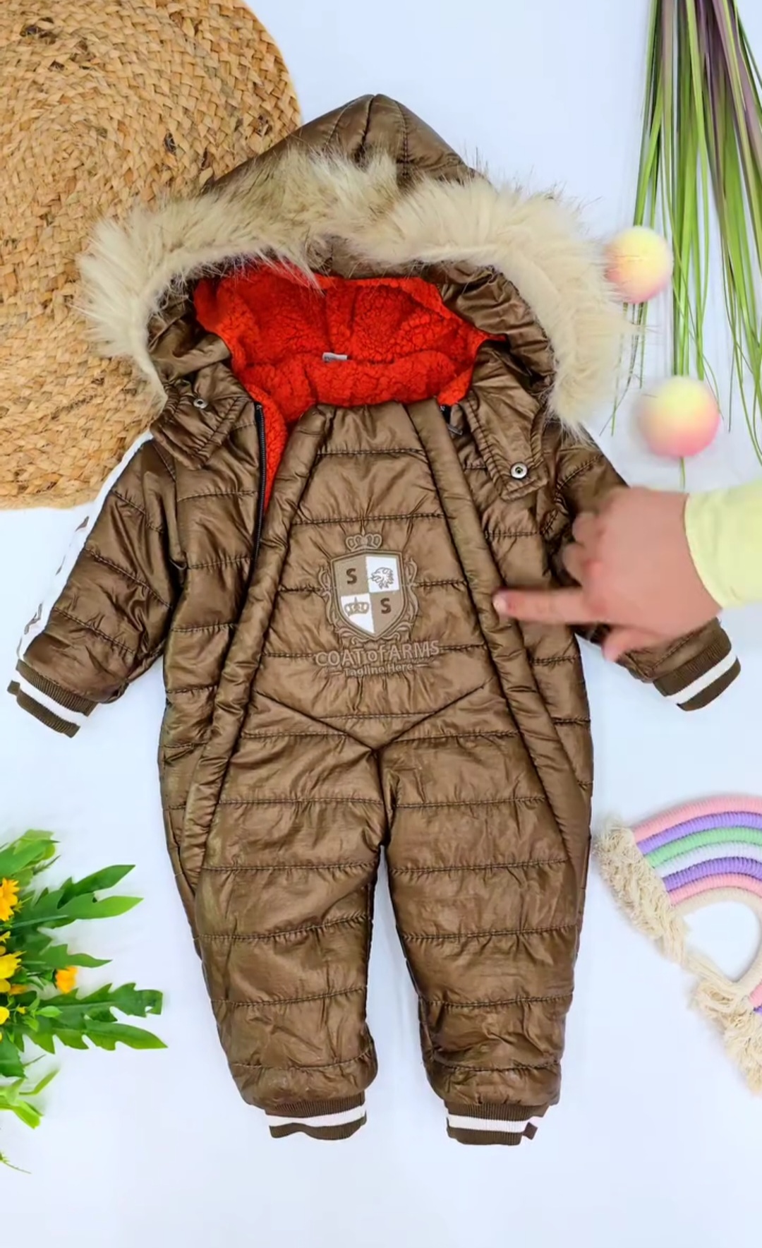 Braon zimski skafander za bebe sa kapuljačom i krznenom postavom Braon zimski skafander za bebe sa kapuljačom i krznenom postavom