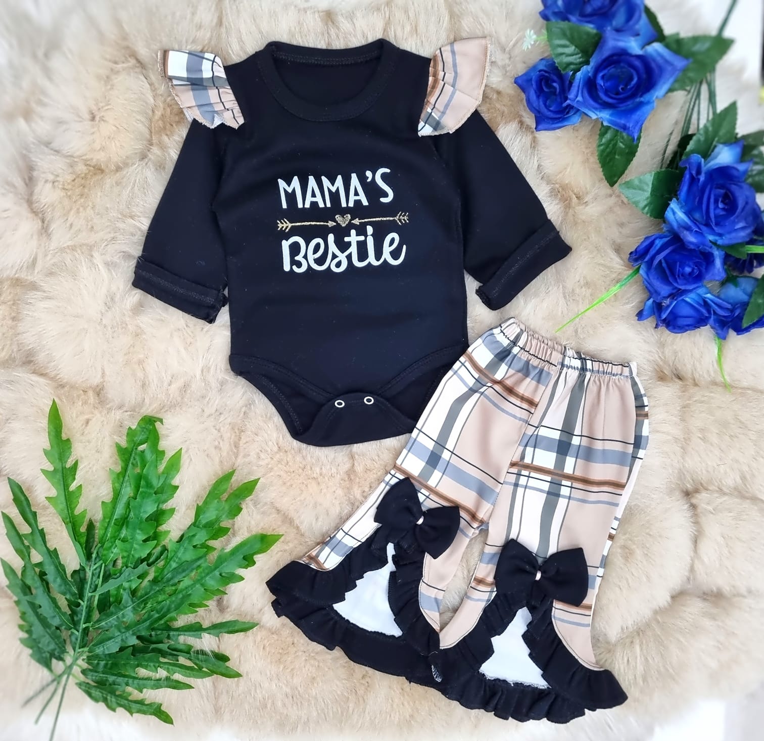 Elegantni komplet za devojčice – "Mama's Bestie" crni bodi i karirane pantalone