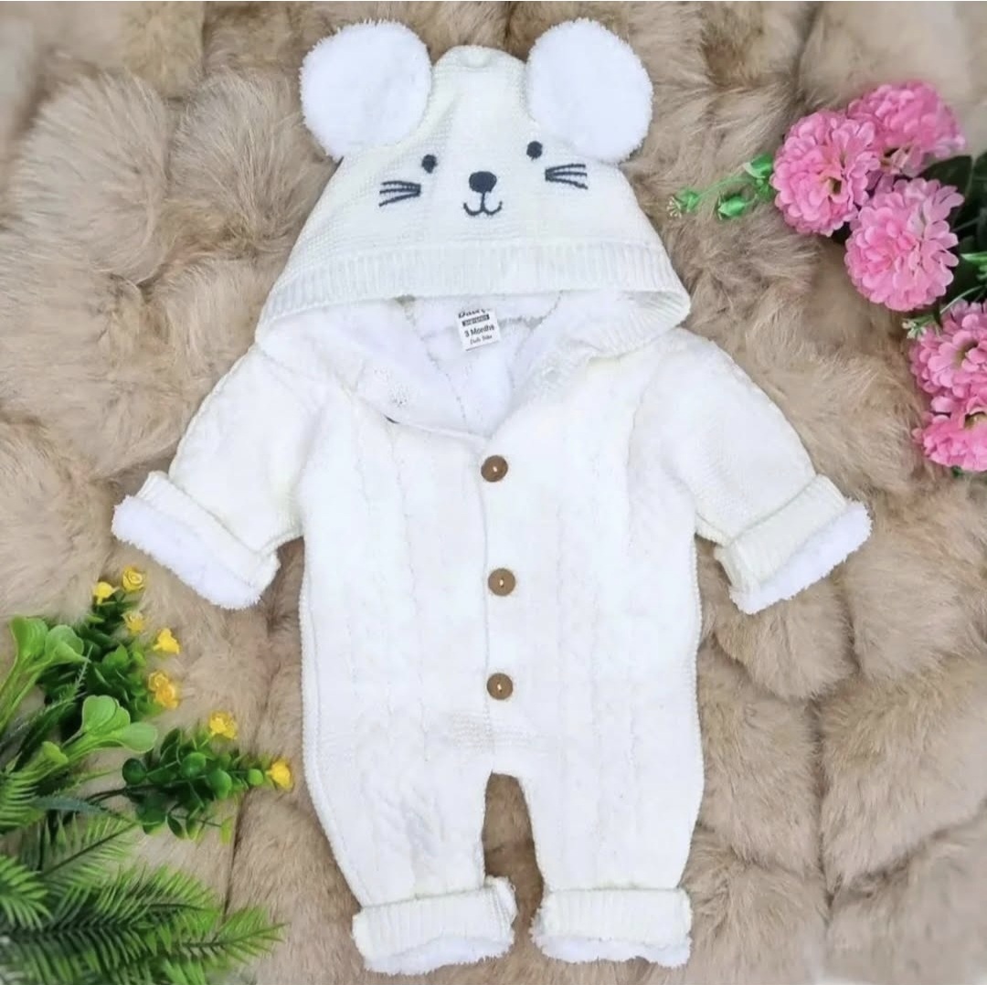 Pleteni beli skafander za bebe sa kapuljačom i ušima, postavljen mekanim krznom iznutra – idealan za zimu