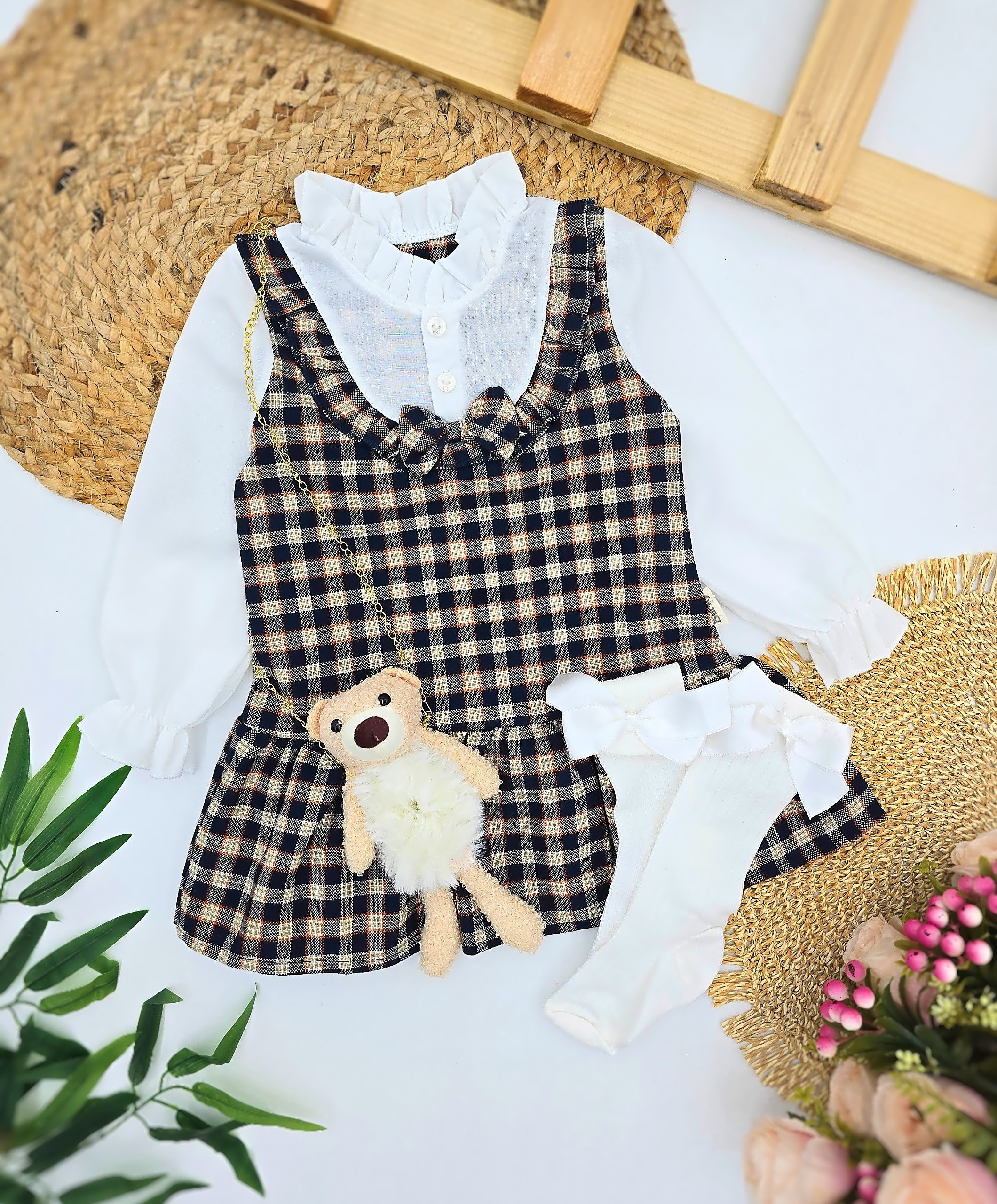 Karirana haljina za devojčice sa dokolenicama i igračkom