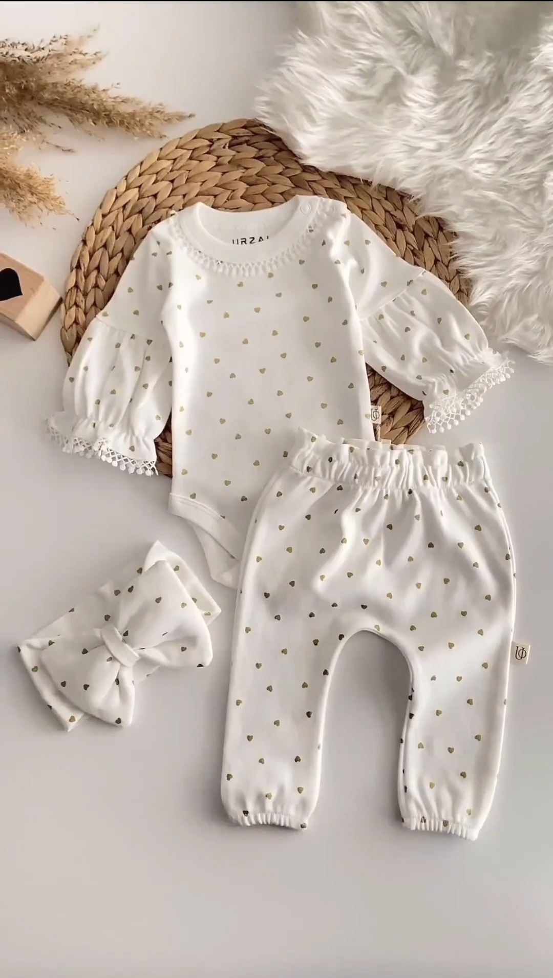 Beli trodelni set za bebe devojčice sa srcima – bodi, pantalone i traka