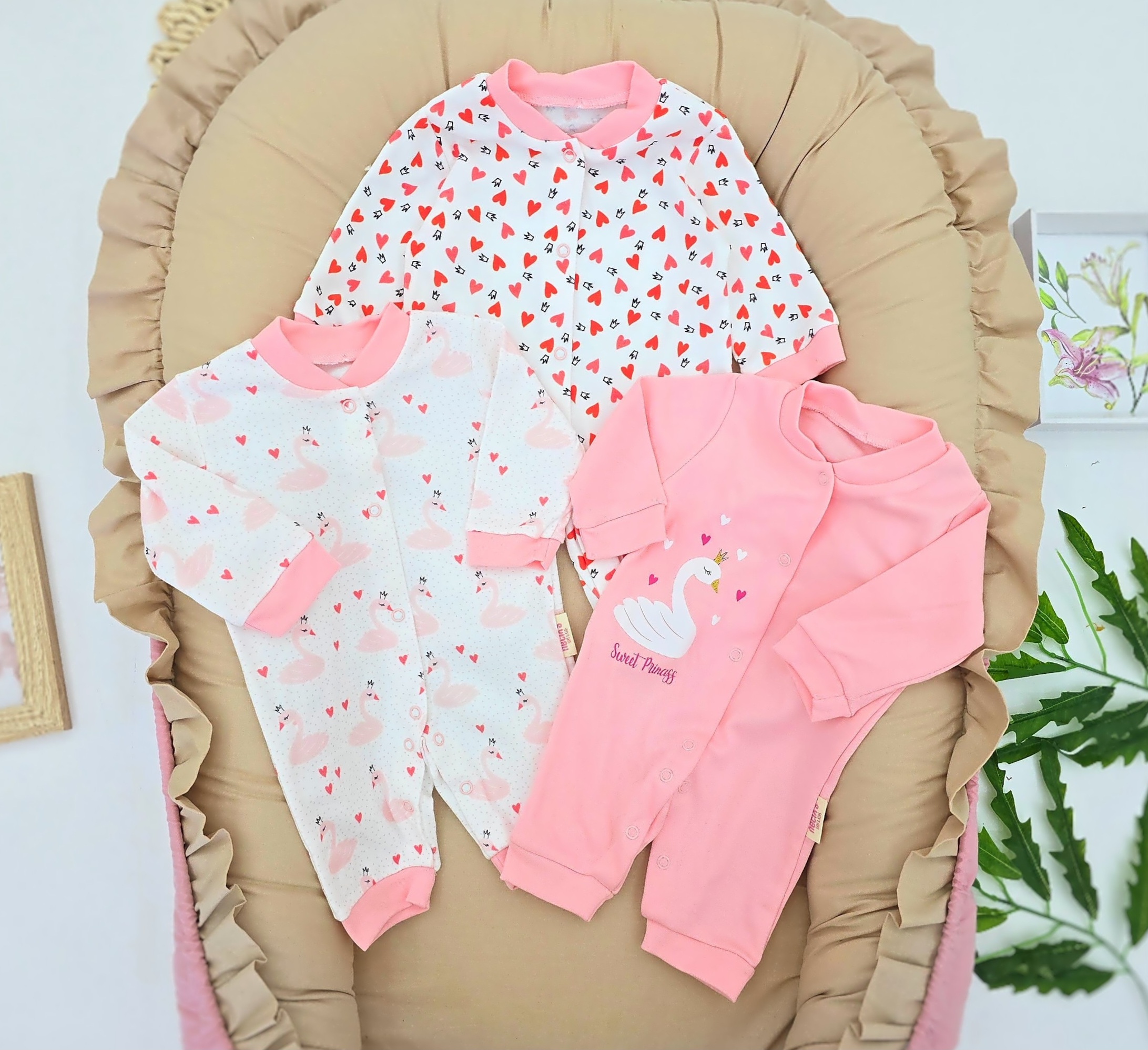 Set tri štrample za bebe – motivi srca i labuda u roze tonovima