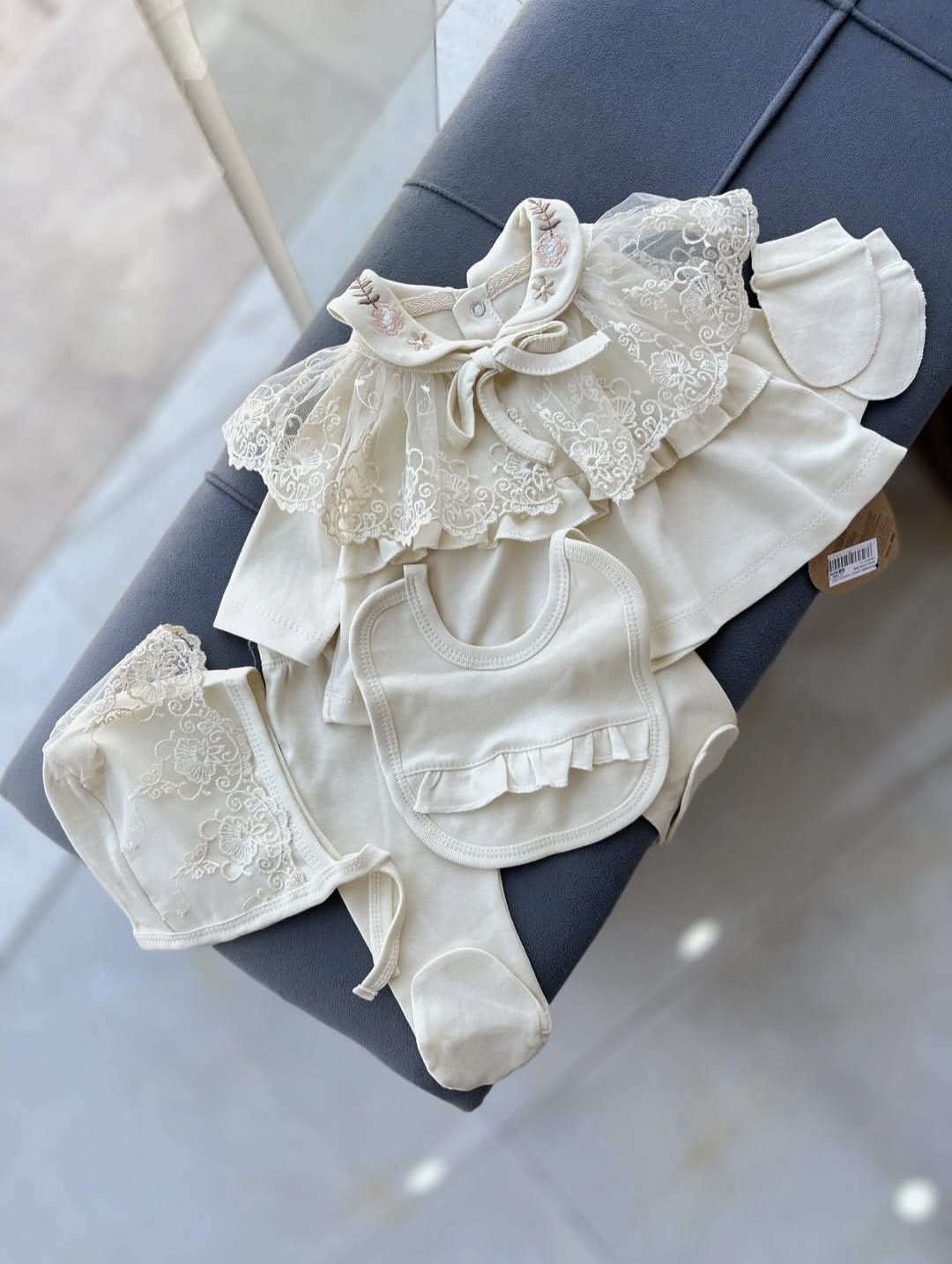 Bebi svetlo krem šestodelni set za novorođenče – bluzica, kragna, pantalone, kapica, portikla i rukavice