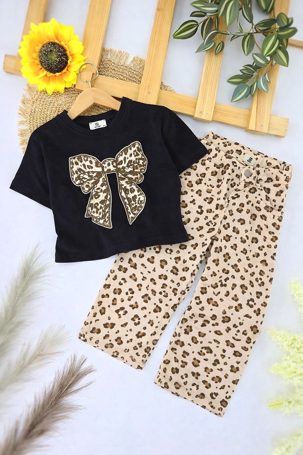 Dvodelni komplet za devojčice – farmerice sa leopard printom i crna majica sa leopard mašnom