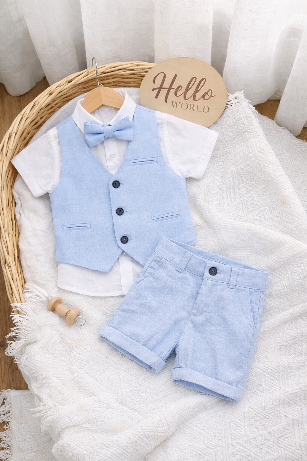 Svečano letnje odelo za dečake – košulja, prsluk, šorts i leptir mašna (svetlo plavo)