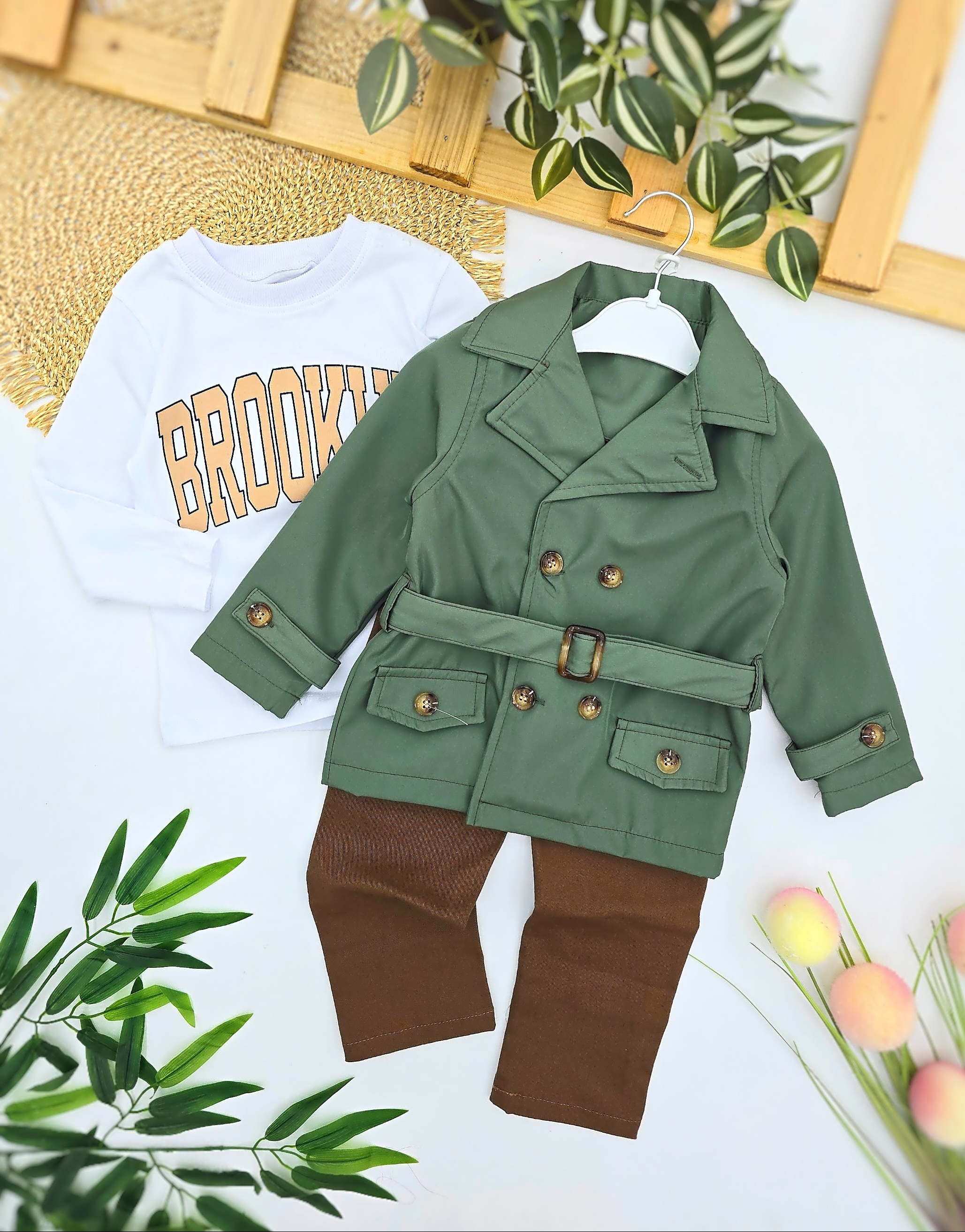 Komplet za dečake sa prolećnim mantilom, braon pantalonama i bluzom