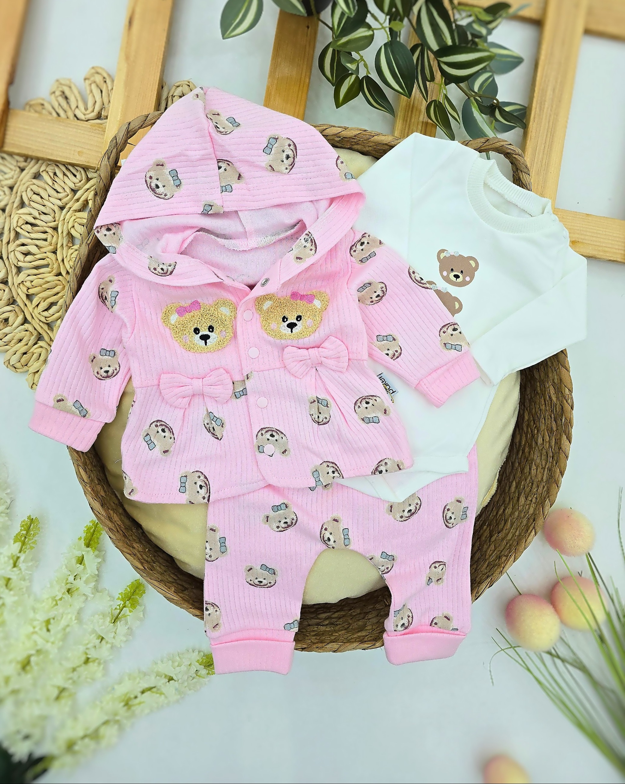 Roze set za bebe devojčice sa medvedićima – duksić sa kapuljačom, bodi i pantalonice