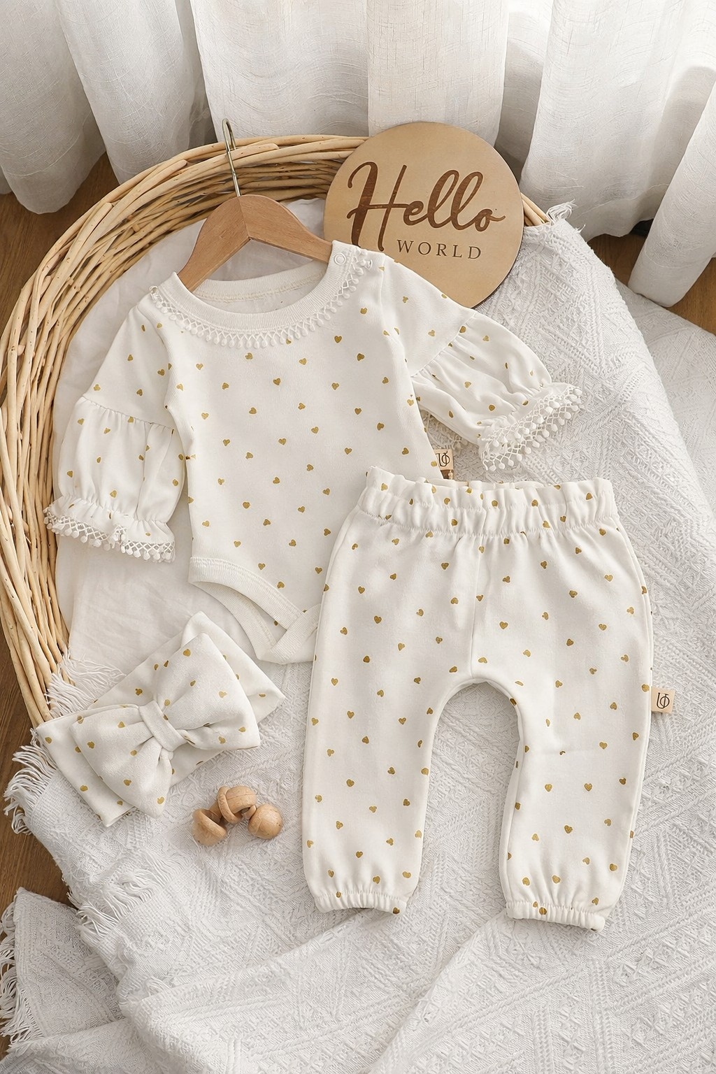 Beli trodelni set za bebe devojčice sa srcima – bodi, pantalone i traka