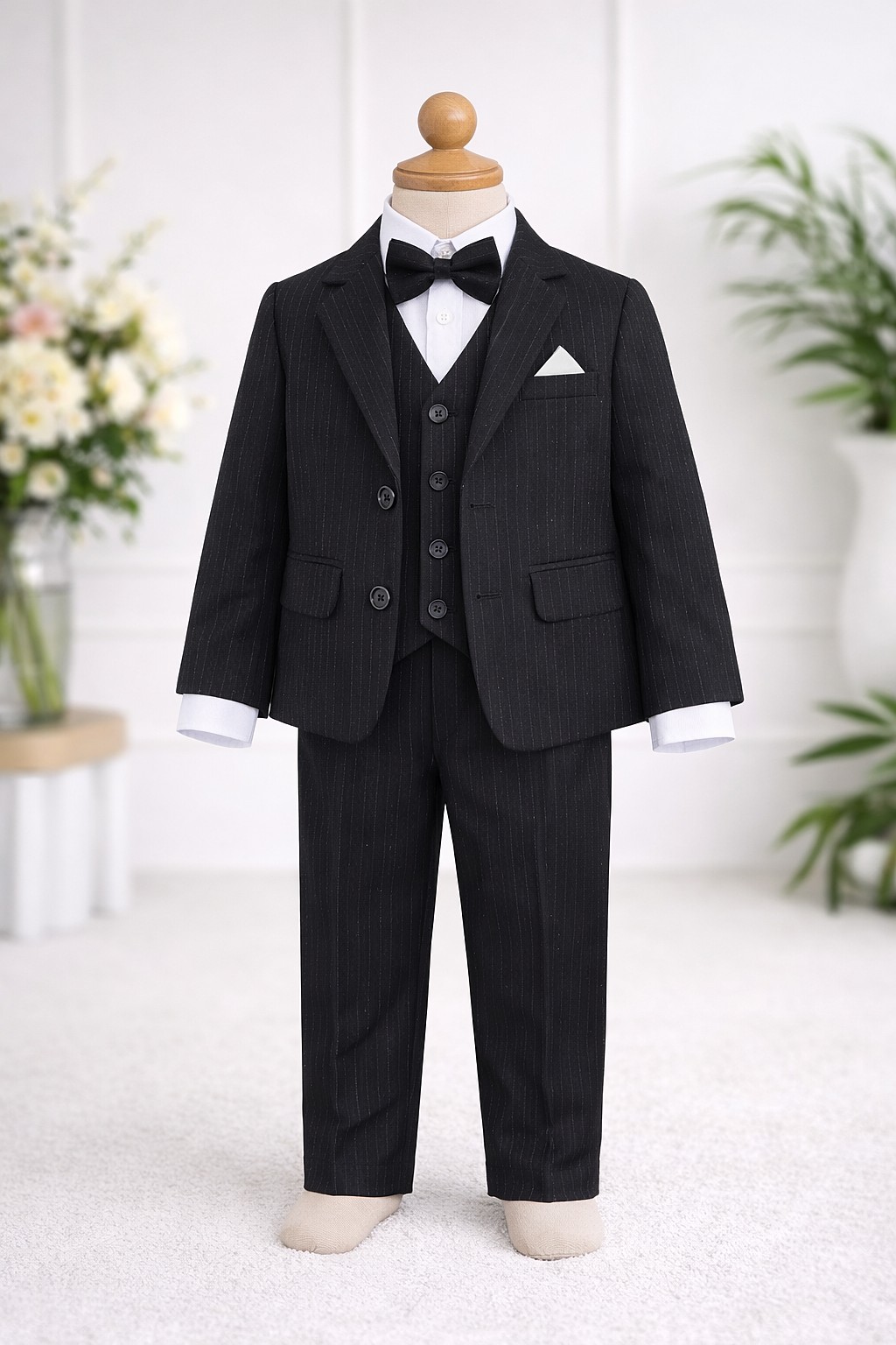 Lux svečano odelo za dečake u crnoj boji – sako, košulja, prsluk, leptir mašna i pantalone