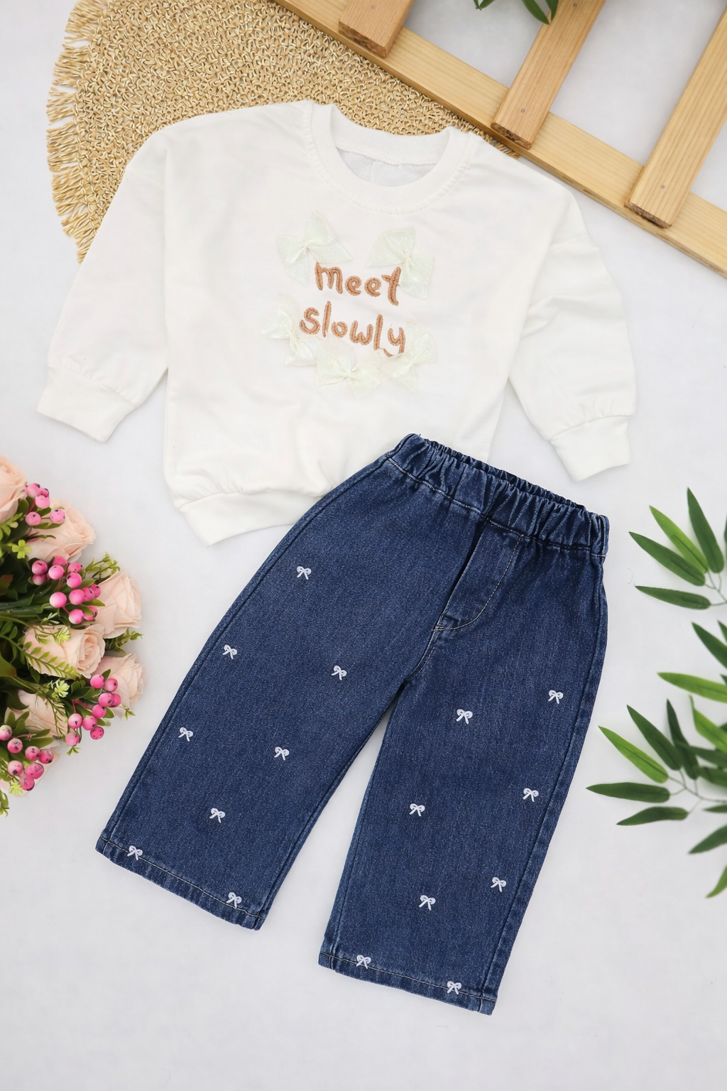 Beli duks i farmerice sa mašnicama za devojčice