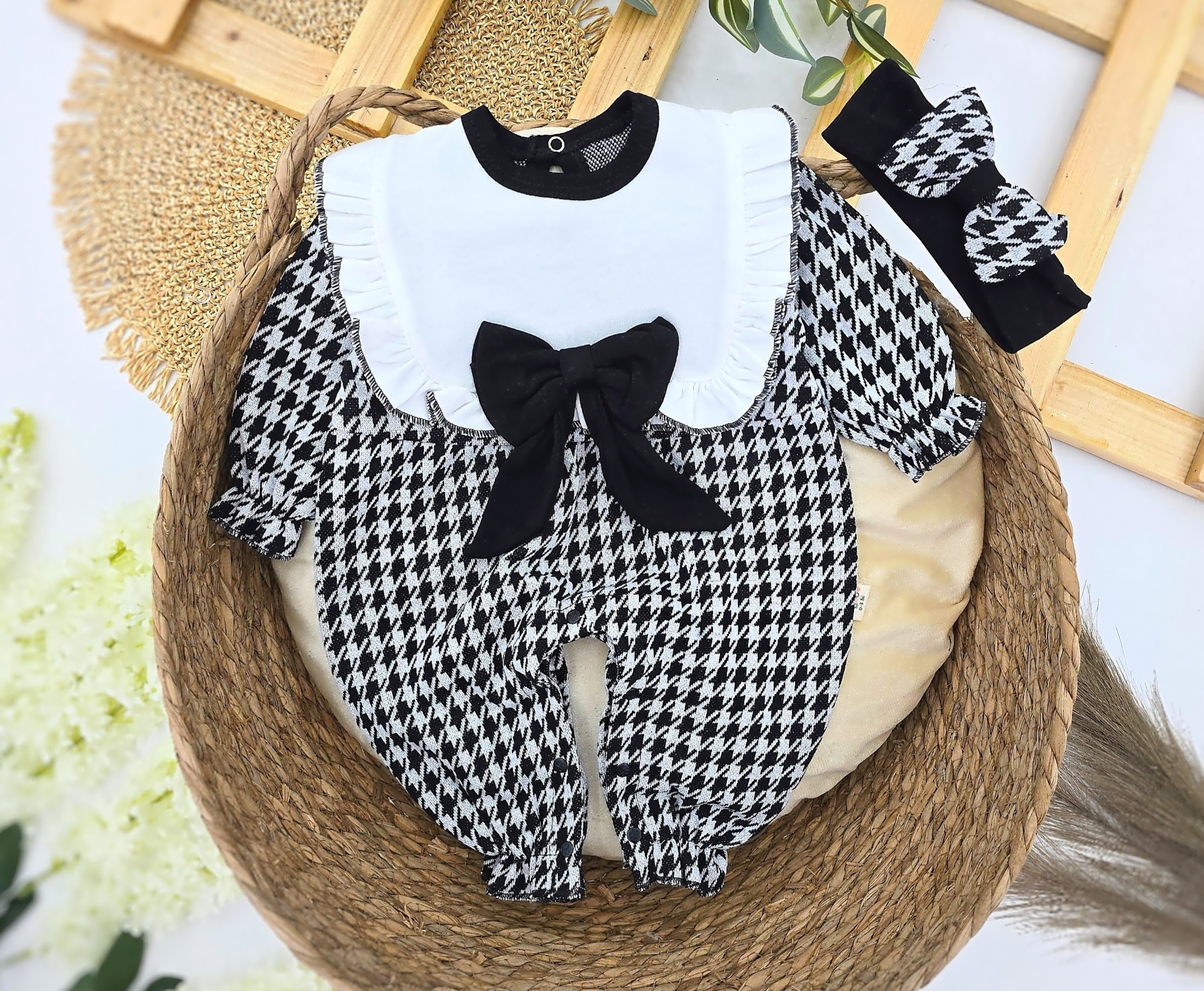 Komplet za bebe devojčice – Kombinezon u pepito dezenu + traka sa mašnom