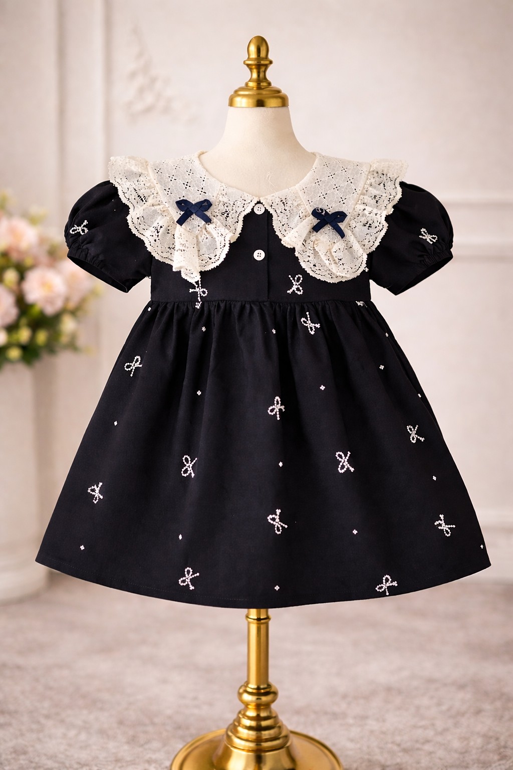 Crna haljinica sa belom kragnom za devojčice – elegantna i svečana