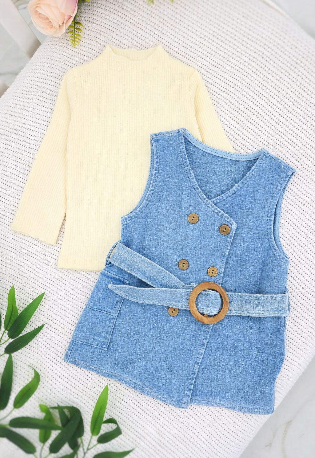 Set bluza i teksas haljinica sa kaišem - belo