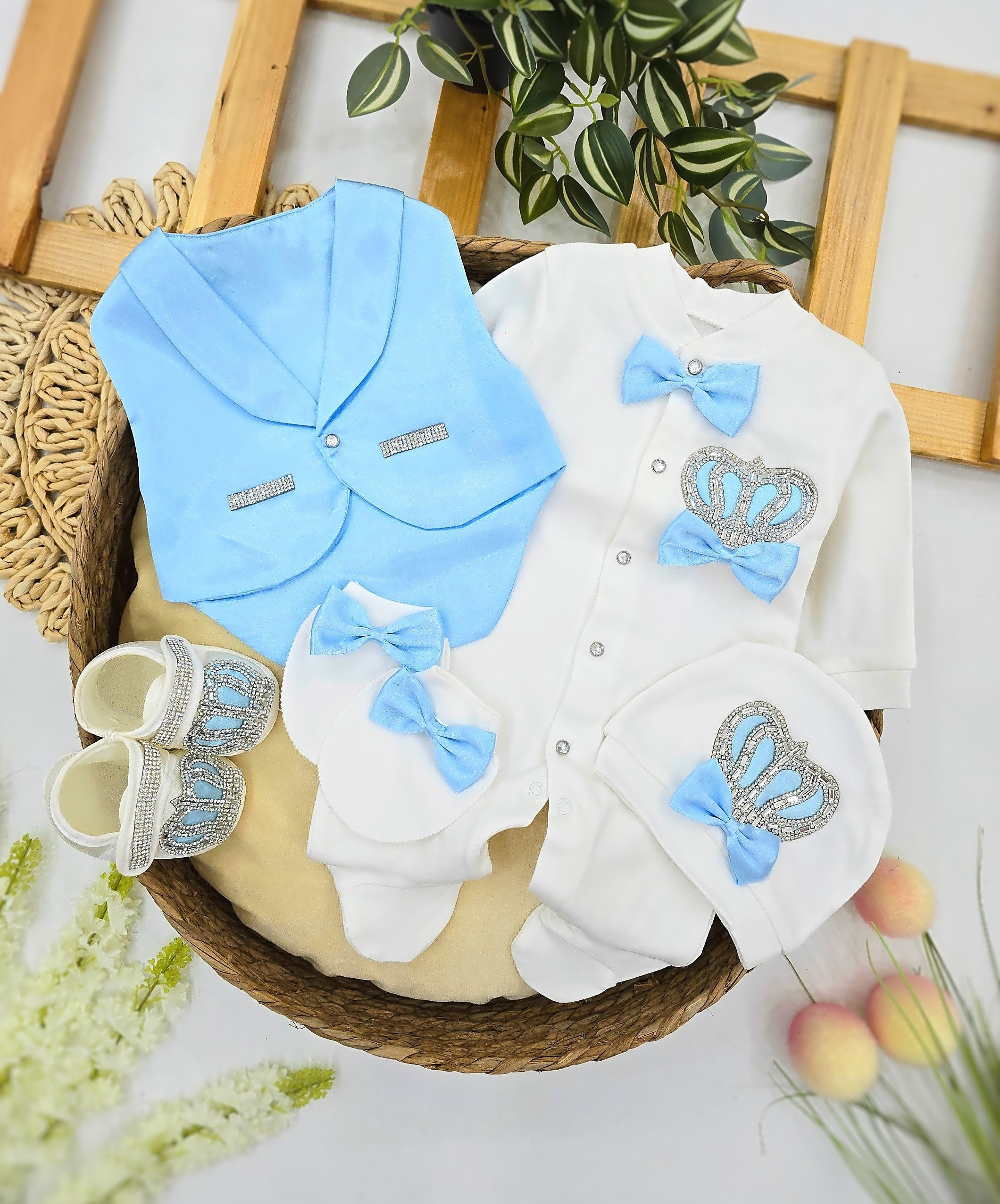 Elegantni set za novorođenče – svetlo plava boja, kombinezon, prsluk, kapica, rukavice i cipelice