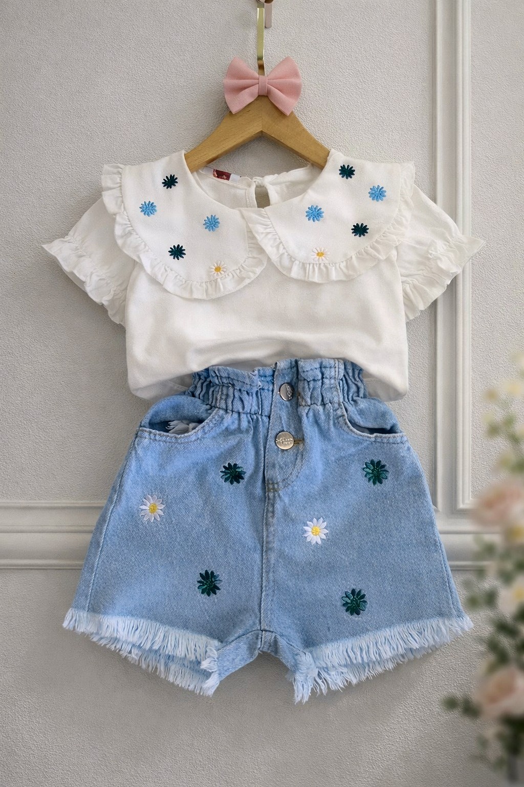 Dvodelni komplet – Teksas šorts sa detaljima i bela majica sa kragnom