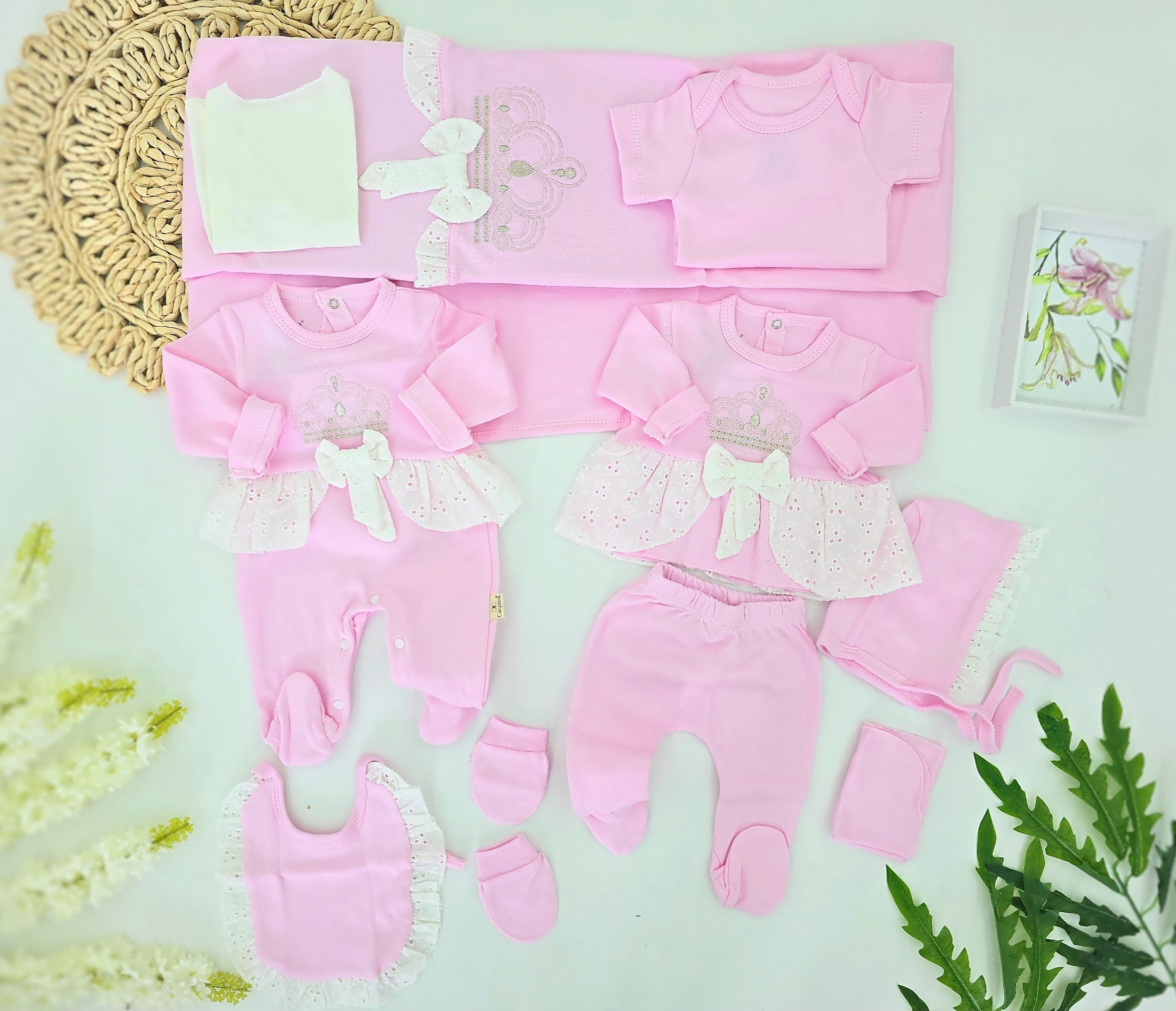 Desetodelni roze set za bebe sa aplikacijom krune u kutiji – za male princeze Desetodelni roze set za bebe sa aplikacijom krune u kutiji – za male princeze