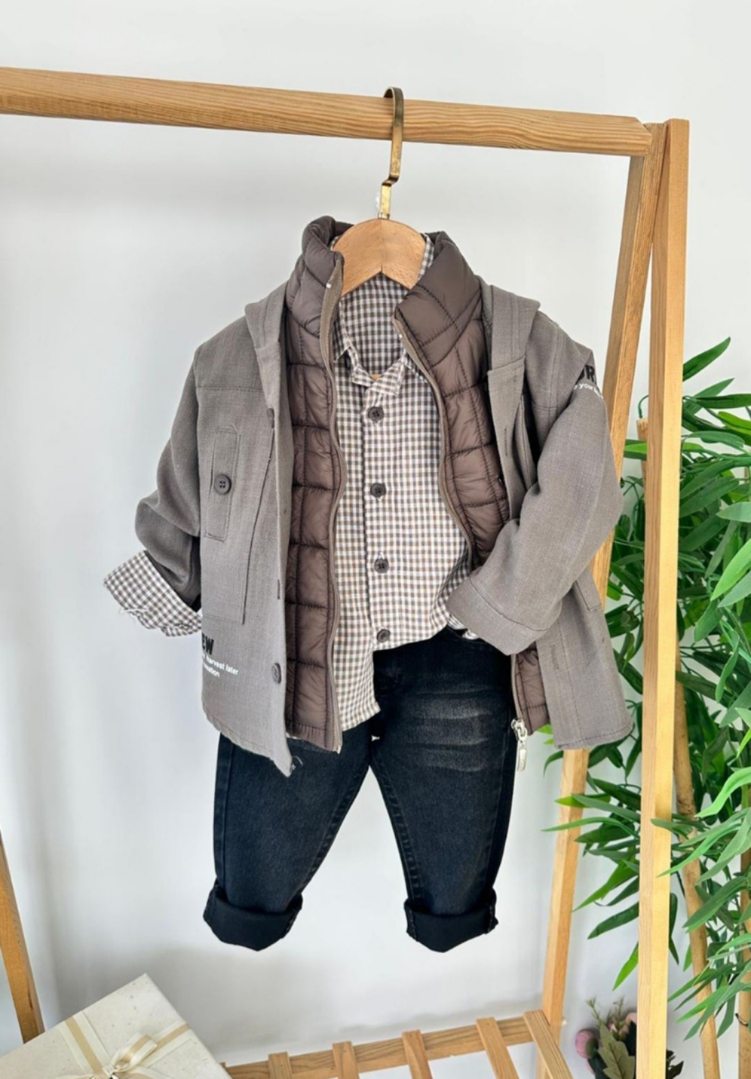 Četvorodelni komplet za dečake- prolećna duks jaknica, farmerice, košulja, prsluk