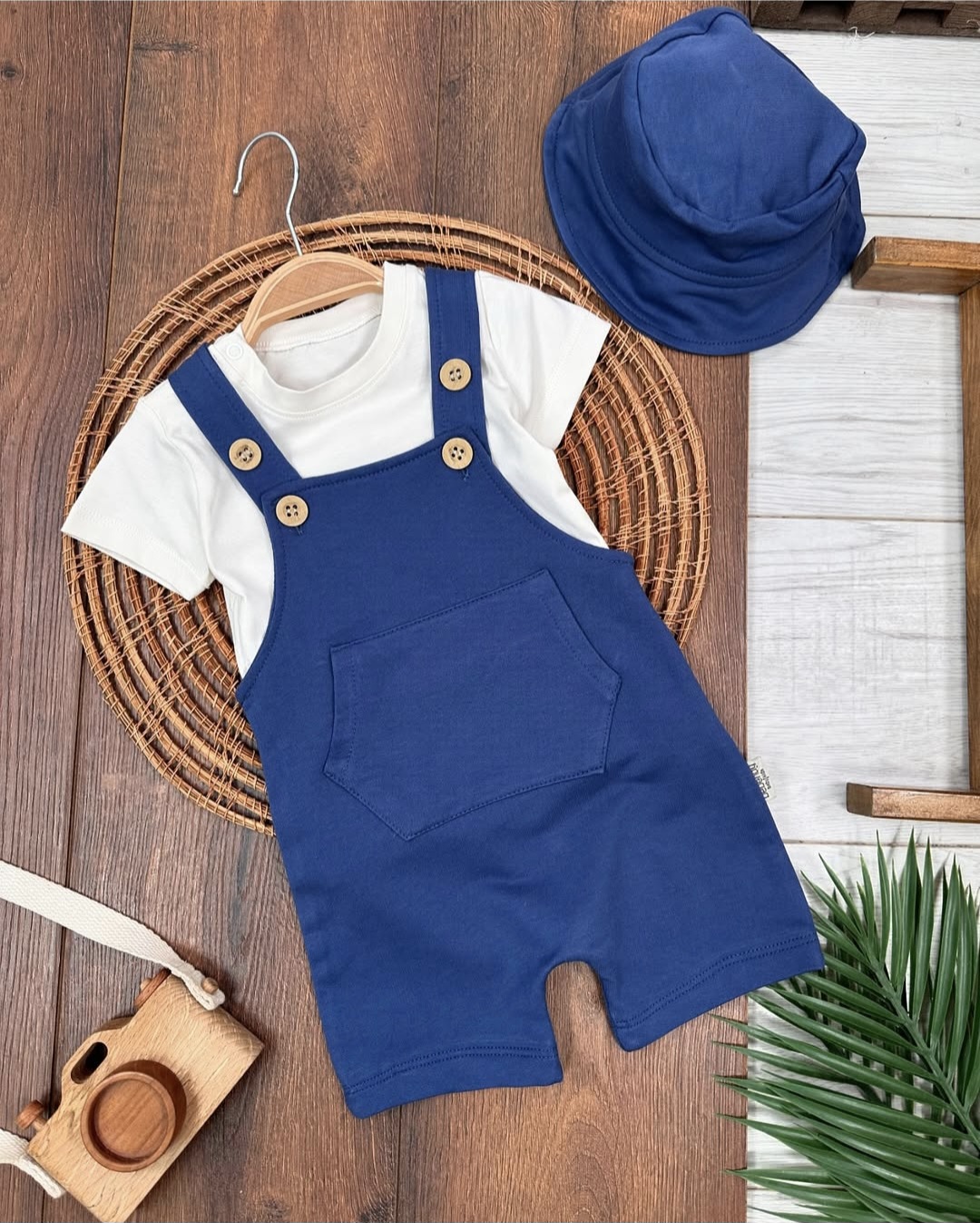 Belo-teget letnji set za bebe dečake – majica, kombinezon i šeširić