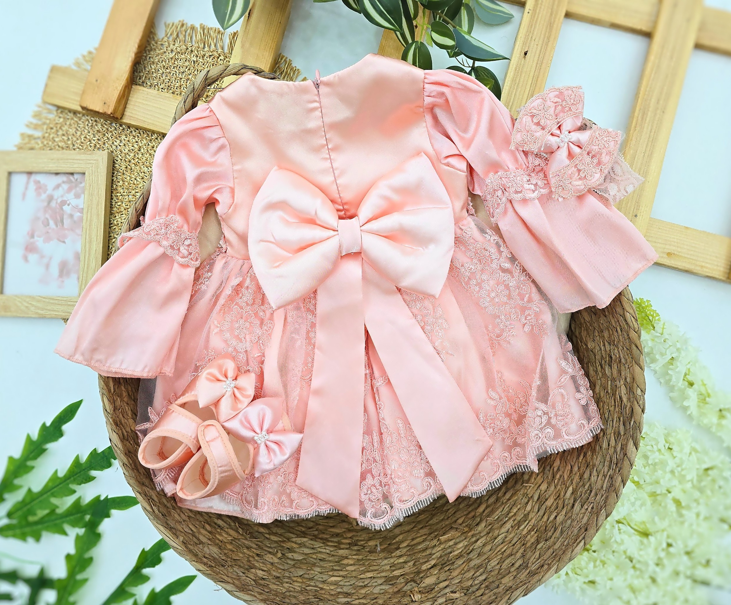 Roze svečani set za bebe – haljina + cipelice + traka + hulahopke