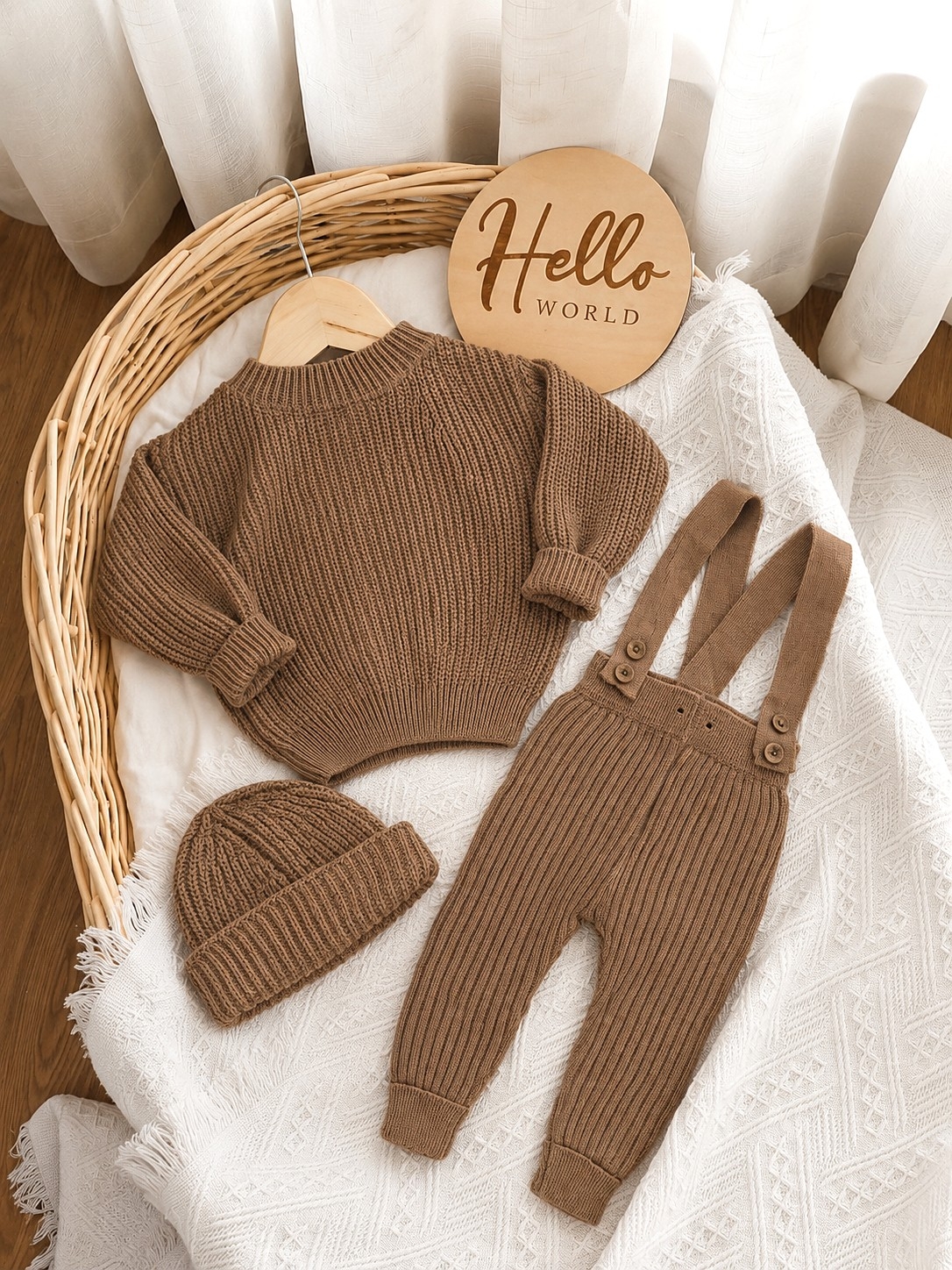 Braon pleteni set za bebe – džemper, pantalone sa tregerima i kapica
