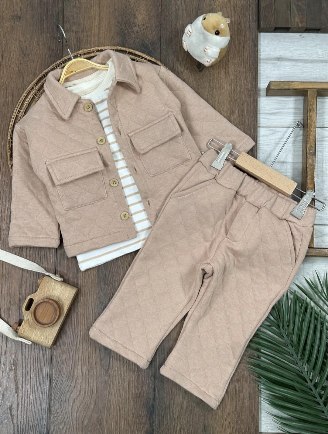 Prolećni komplet za dečake – jaknica, bluzica i donji deo (bež)
