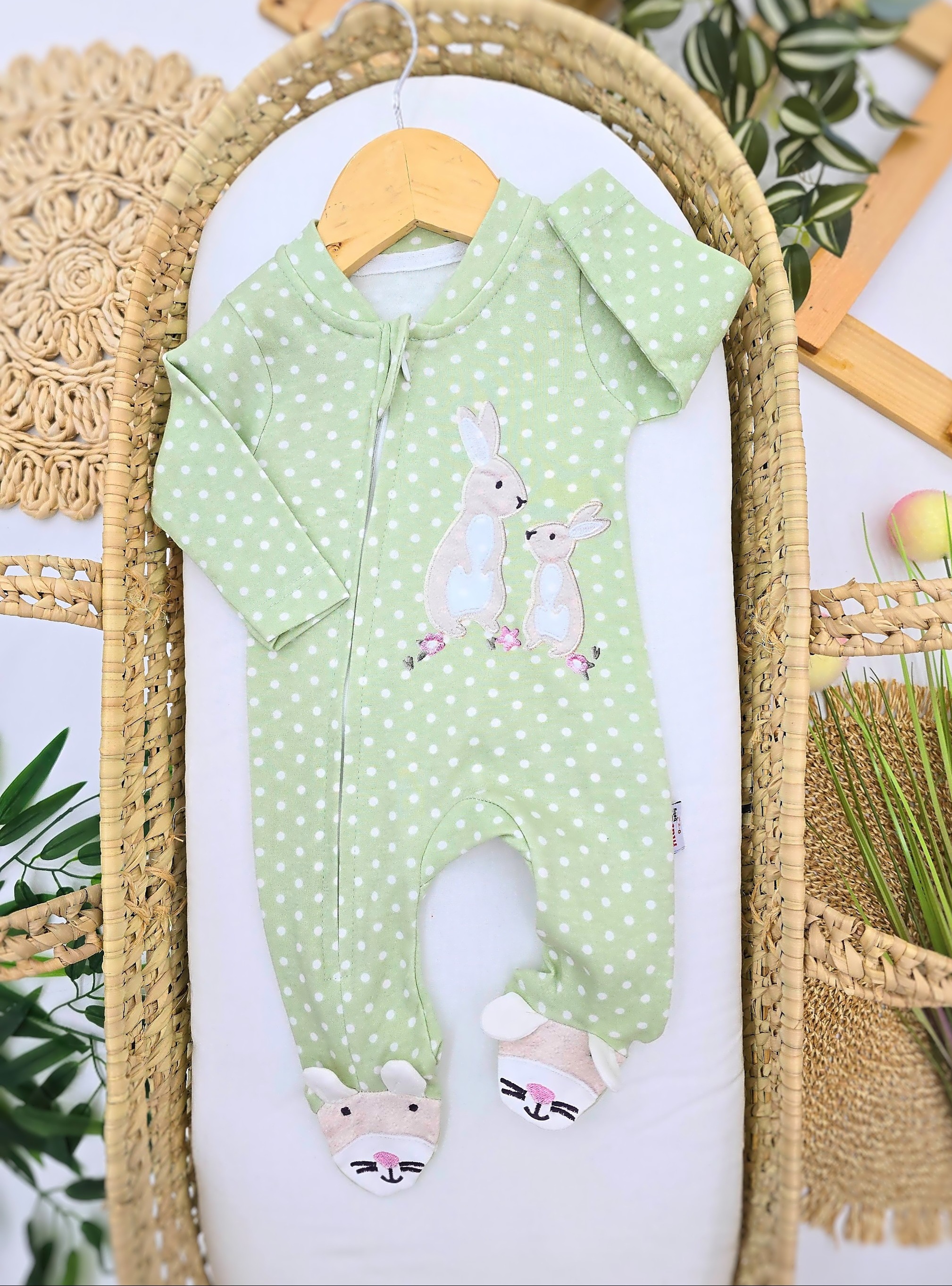 Kombinezon sa zečićima i imitacijom patofnica - svetlo zeleno