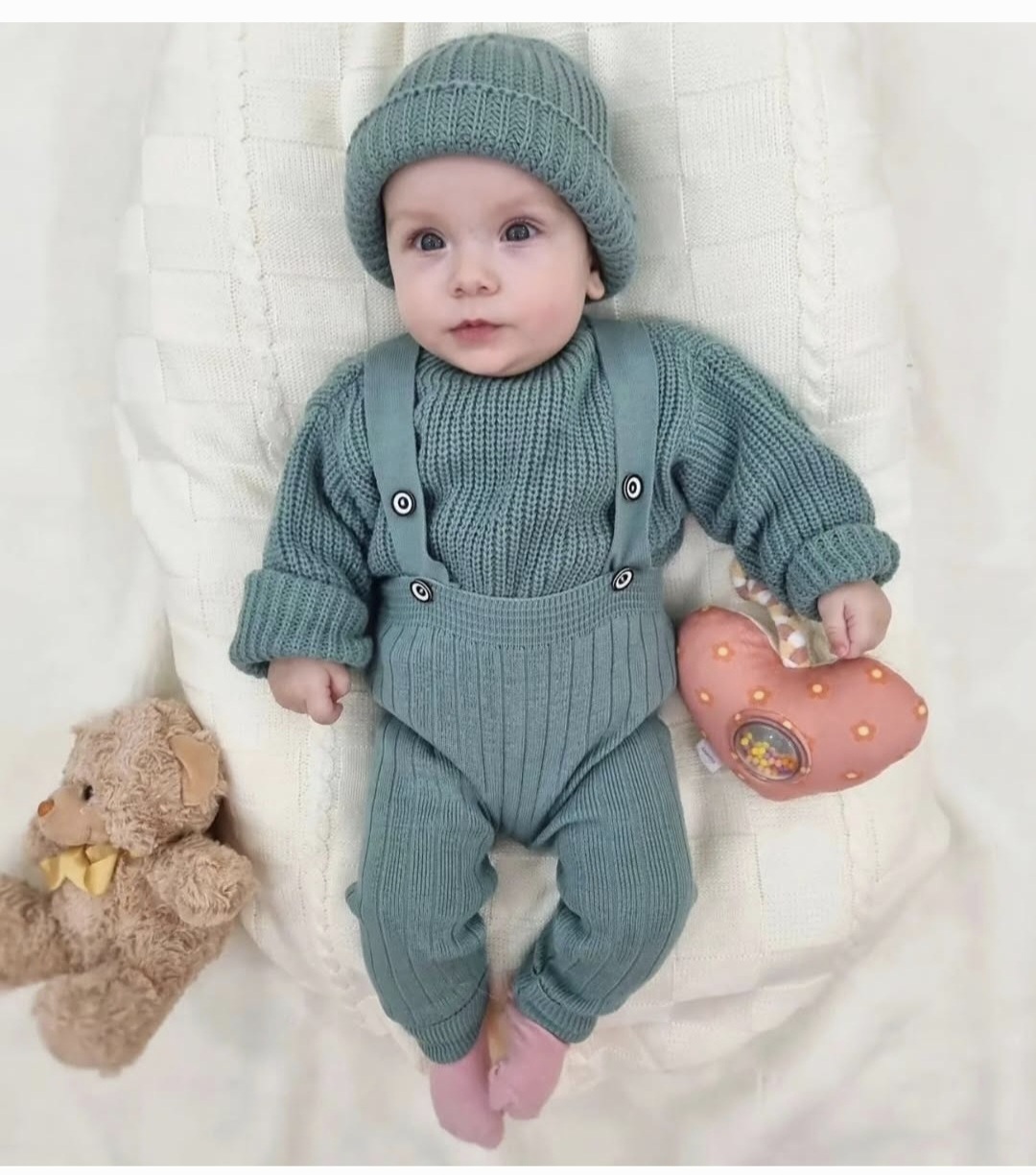 Zeleni pleteni komplet za bebe sa kapom – džemper, tregeri i pantalone