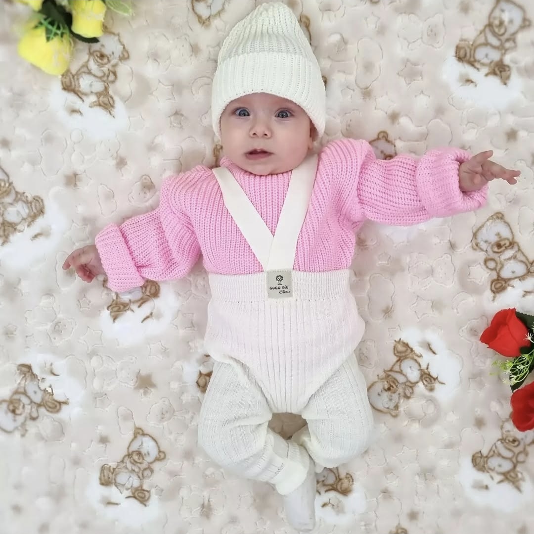 Pleteni komplet za bebe – pantalone sa tregerima, džemper i kapica