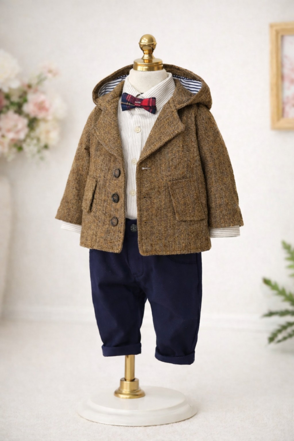 Četvorodelni svečani komplet za dečake – braon sako, košulja,teget pantalone i leptir mašna