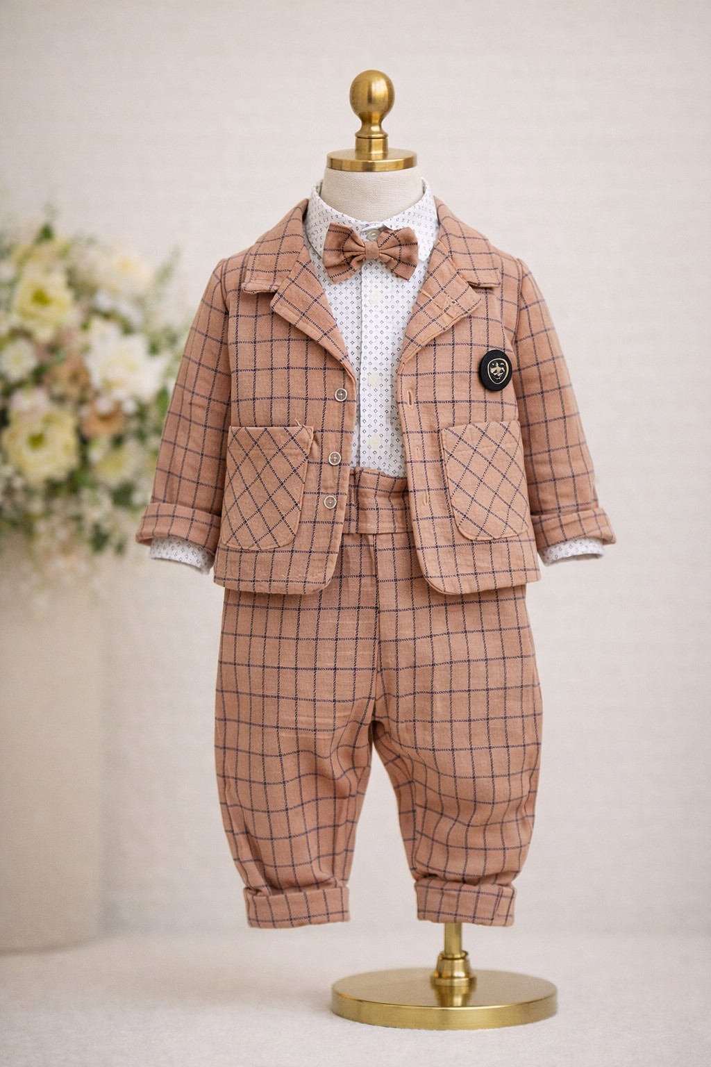 Elegantni komplet za dečake – sako, pantalone i košulja sa leptir mašnom