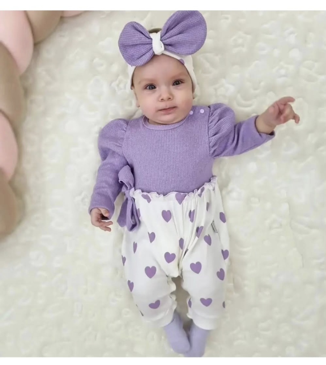 Ljubičasti kombinezon sa srcima i trakom za bebe