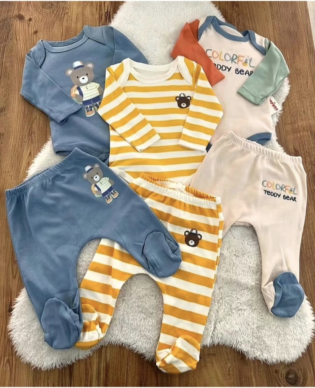Bebi komplet 6 delova – 3 bodija i 3 pantalone sa stopicama