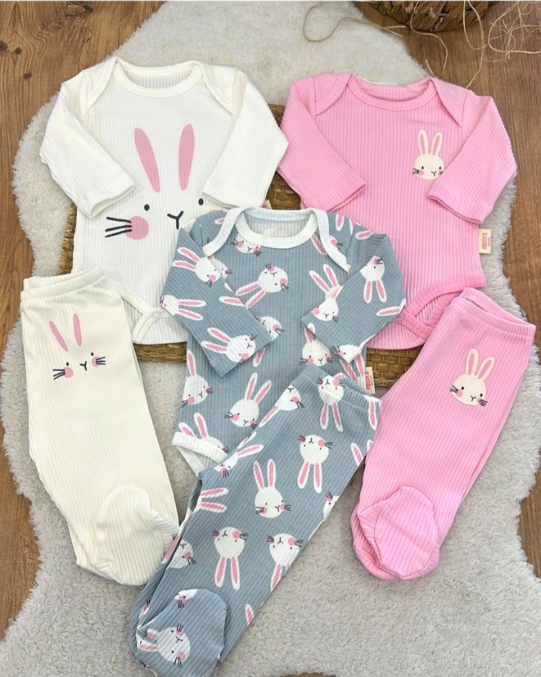 Set za bebe – 3 bodića i 3 pantalonice sa zatvorenim stopicama, motiv zeka Set za bebe – 3 bodića i 3 pantalonice sa zatvorenim stopicama, motiv zeka