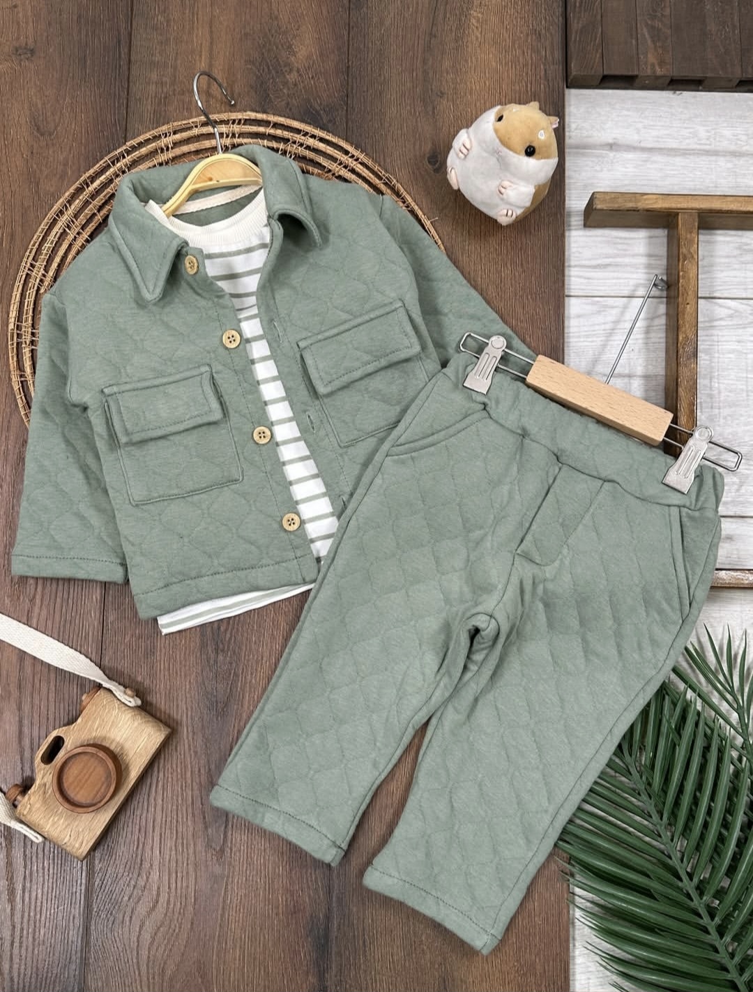 Prolećni komplet za dečake – jaknica, bluzica i donji deo (maslinasto)