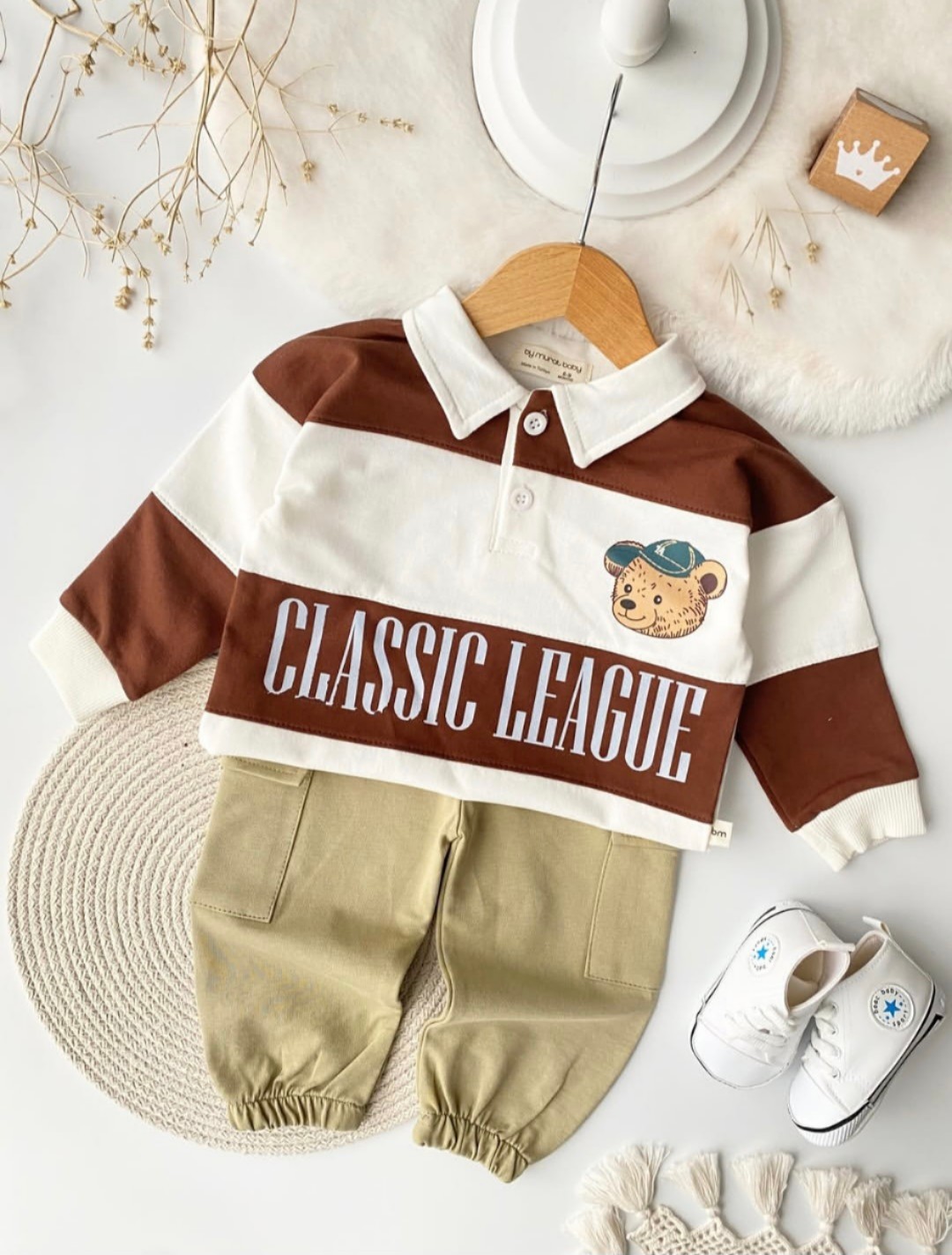 Džeparke i bluza sa kragnicom u sportskom meda stilu