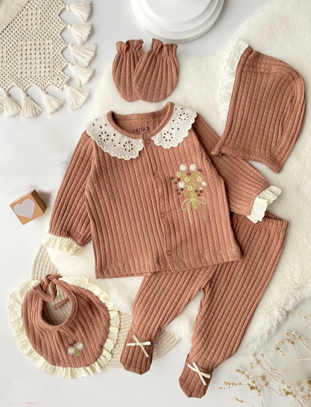 Braon set za novorođenče sa kragnicom i cvetnim motivom