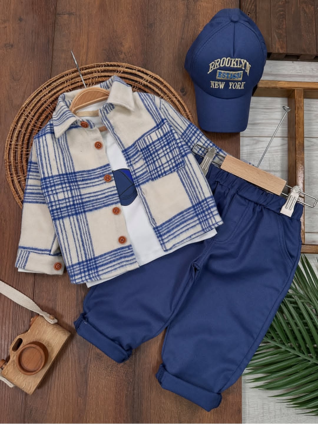 Elegantan plavi komplet za dečake – košulja, bluza, pantalone i kačket