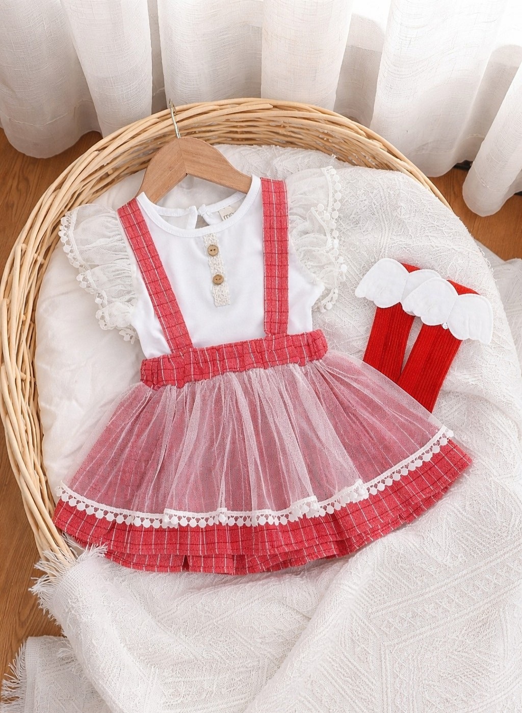 Komplet za devojčice: crvena suknjica sa tregerima, bela bluzica i dokolenice