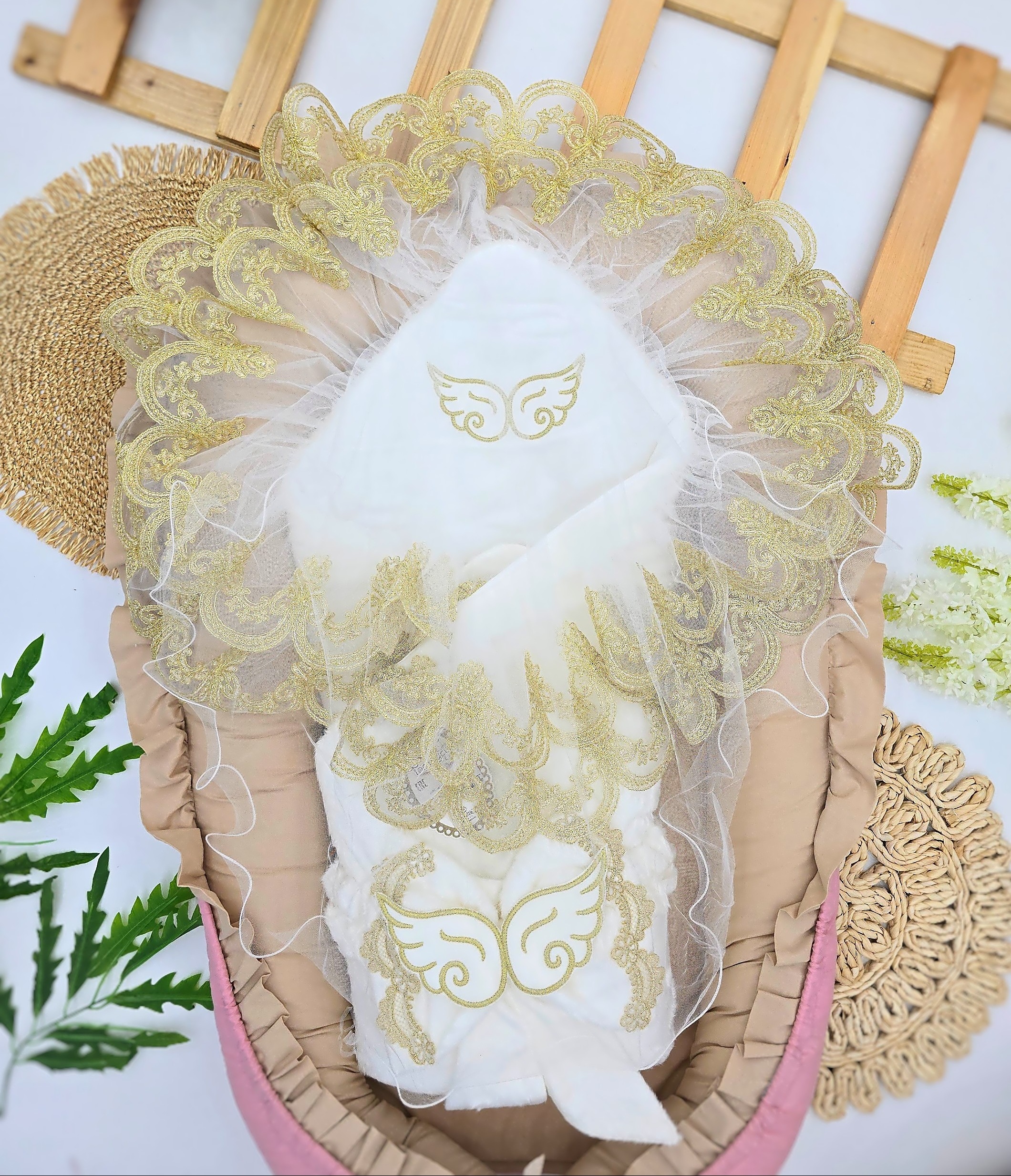 Bela lux dunjica sa krilima anđela