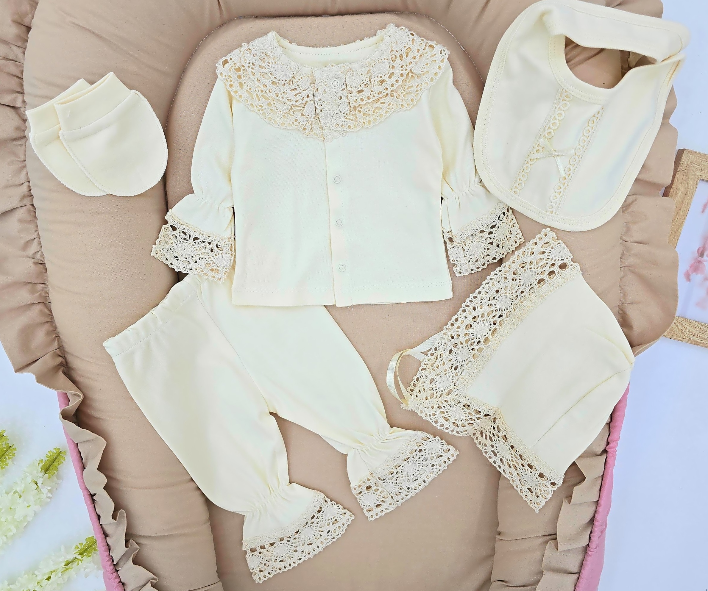 Bebi set u bež boji sa čipkom – 5 delova za posebne prilike
