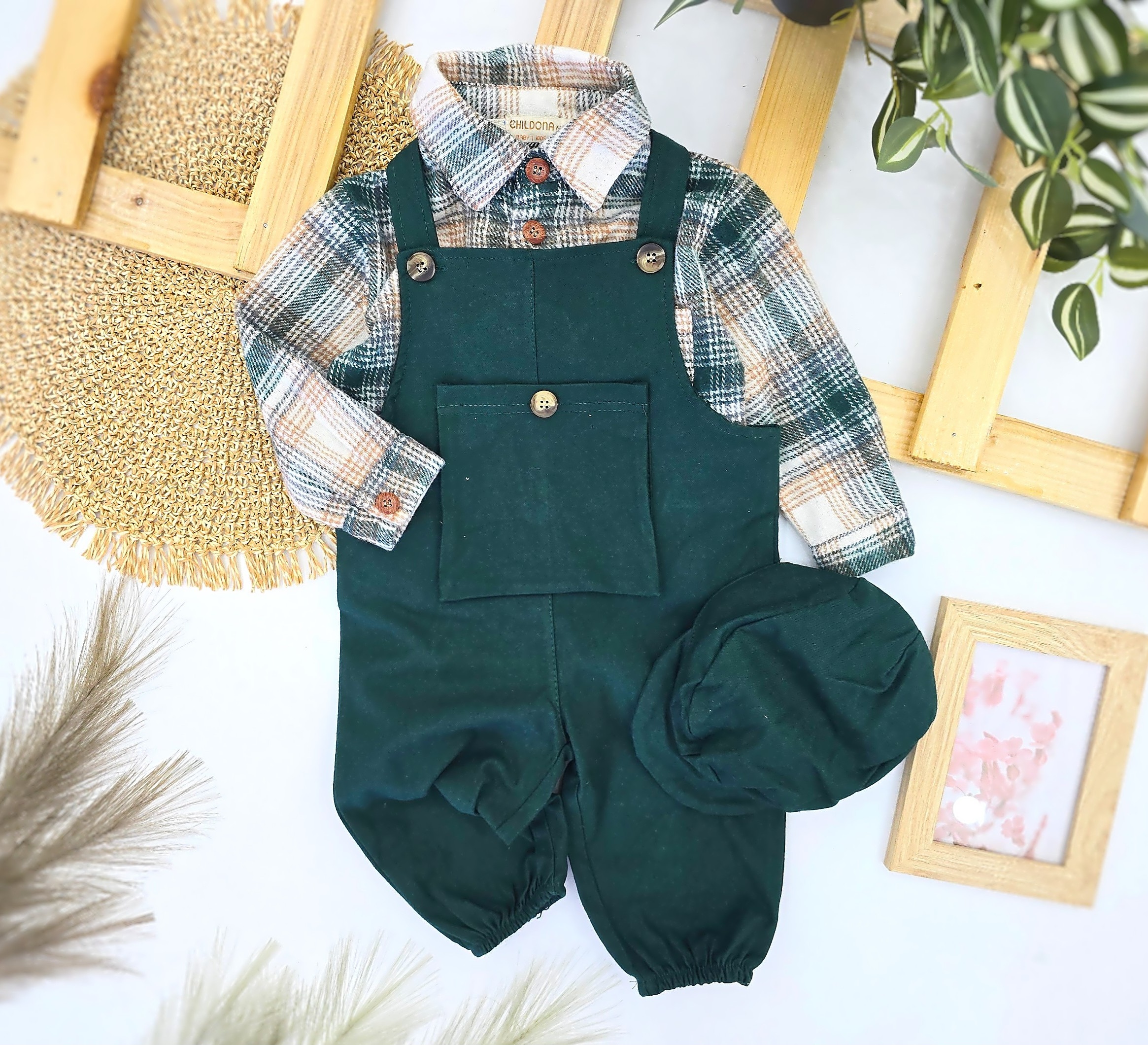 Trodelni komplet za bebe dečake – zeleni tregeri, karirana košulja i kačket