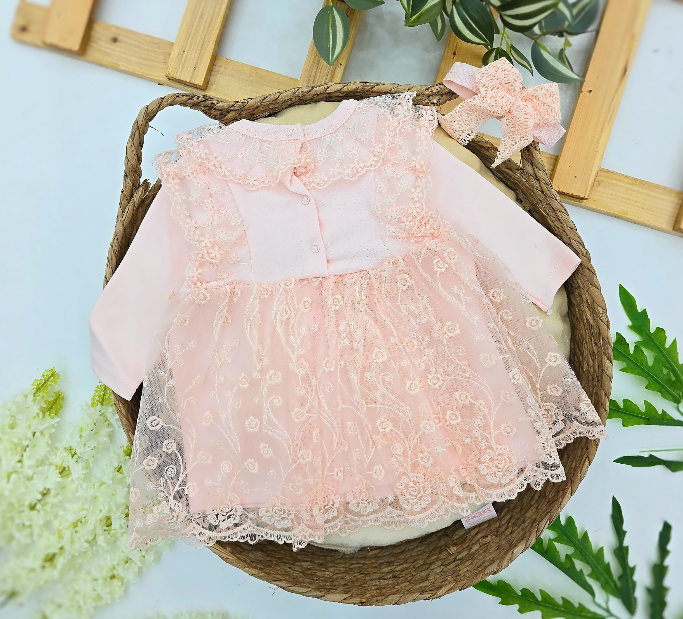 Haljinica za bebe sa čipkom u kompletu sa trakicom – kajsija