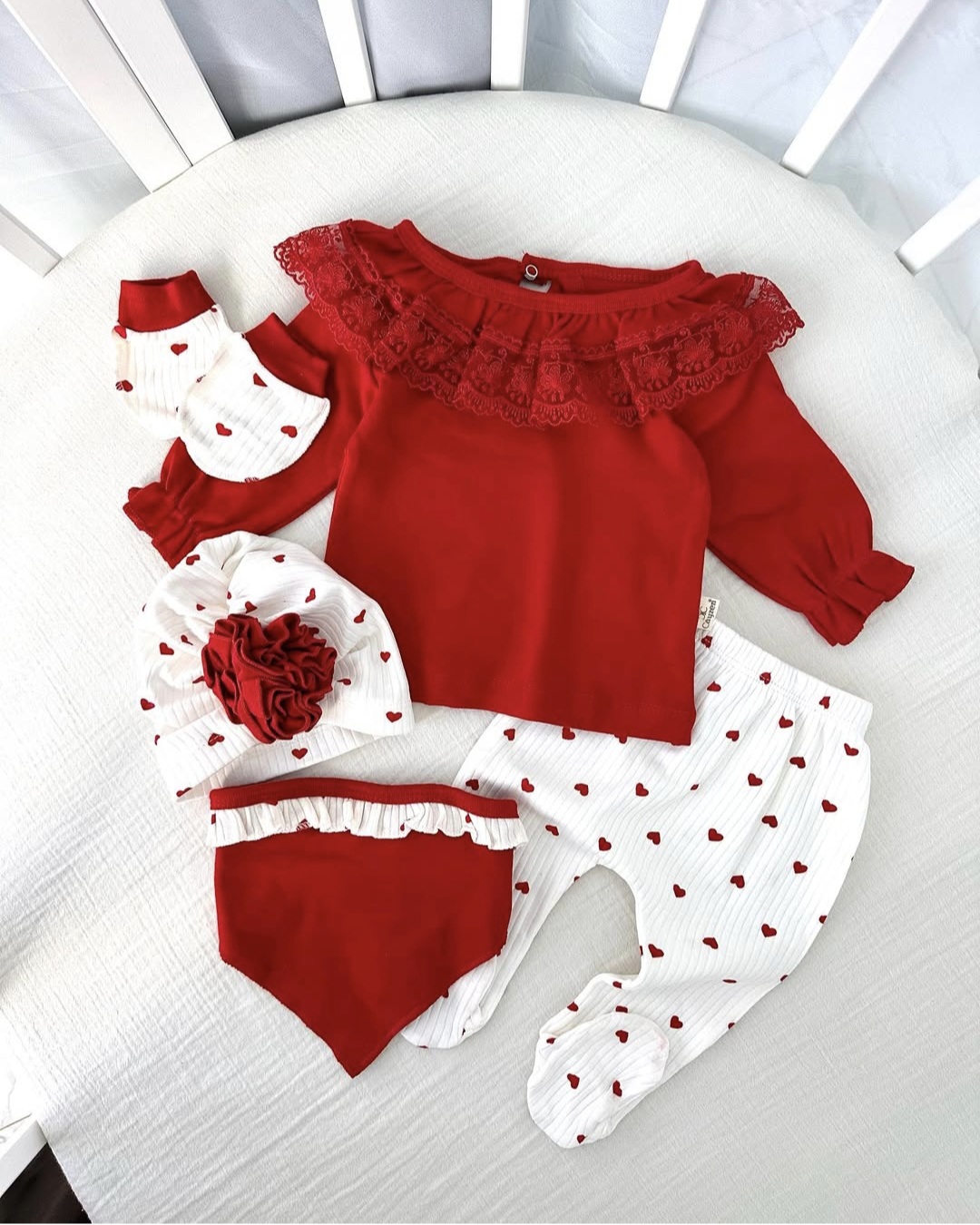 Komplet za bebe – Crveno-beli set sa srcima i čipkom (5 delova)